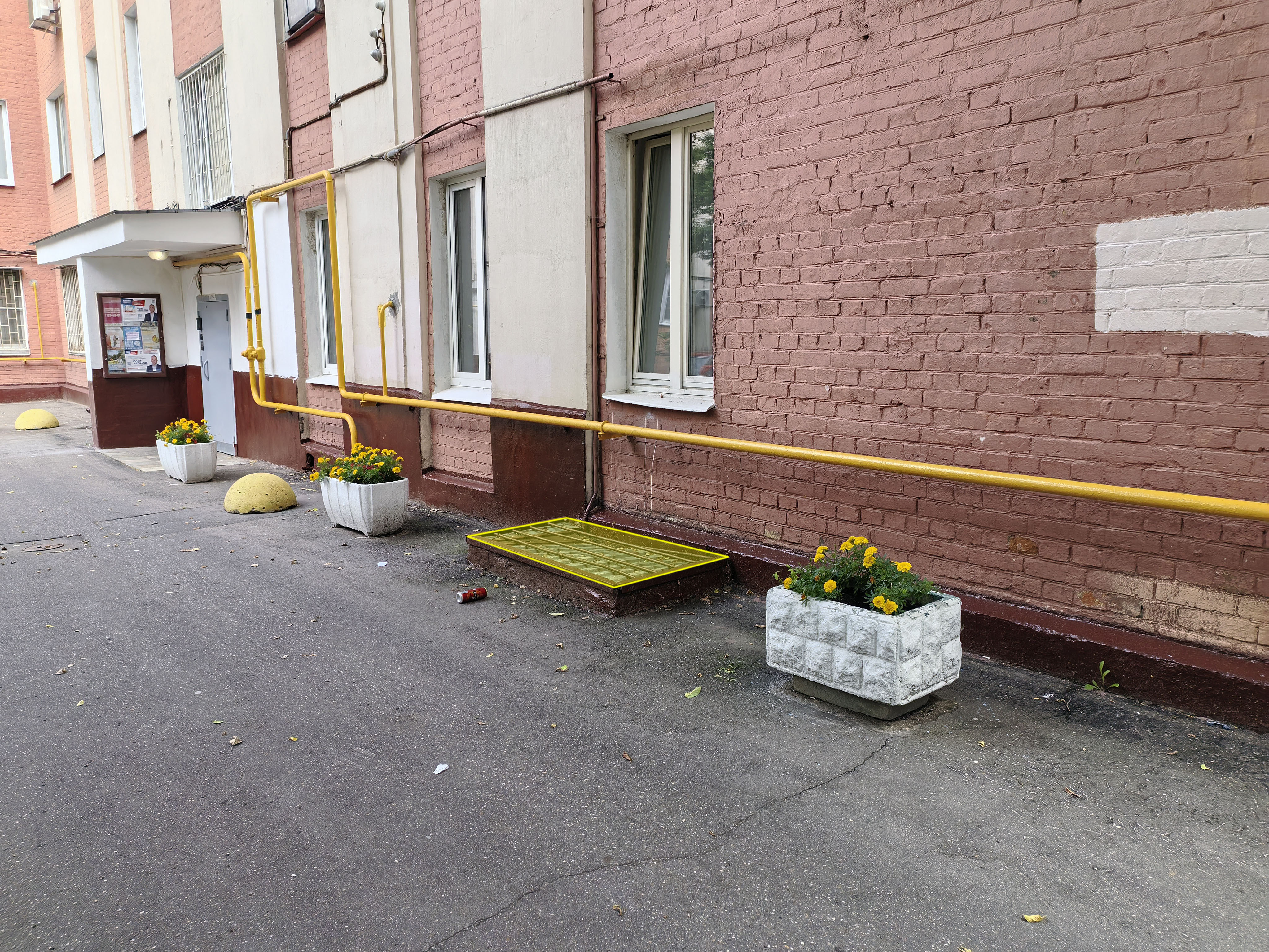 ГП16999288.Нежилое помещение.Фасад здания с выделенными окнами реализуемого объекта_2.jpg