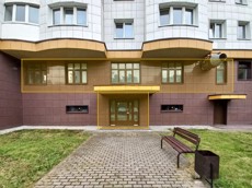 ГП16998397.Нежилое помещение.Фасад здания с выделенными окнами реализуемого объекта.jpg