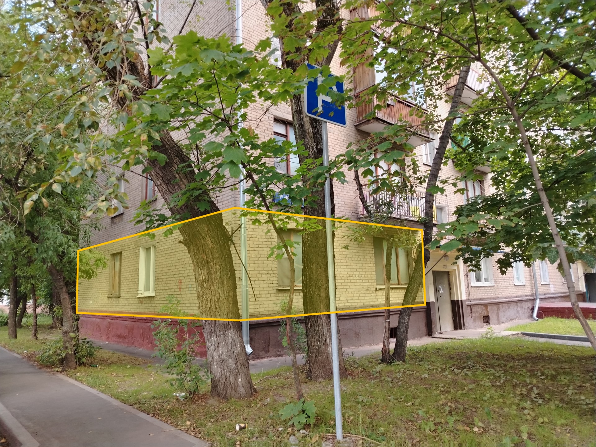 ГП17000913.Квартира.Фасад здания с выделенными окнами реализуемого объекта.jpg