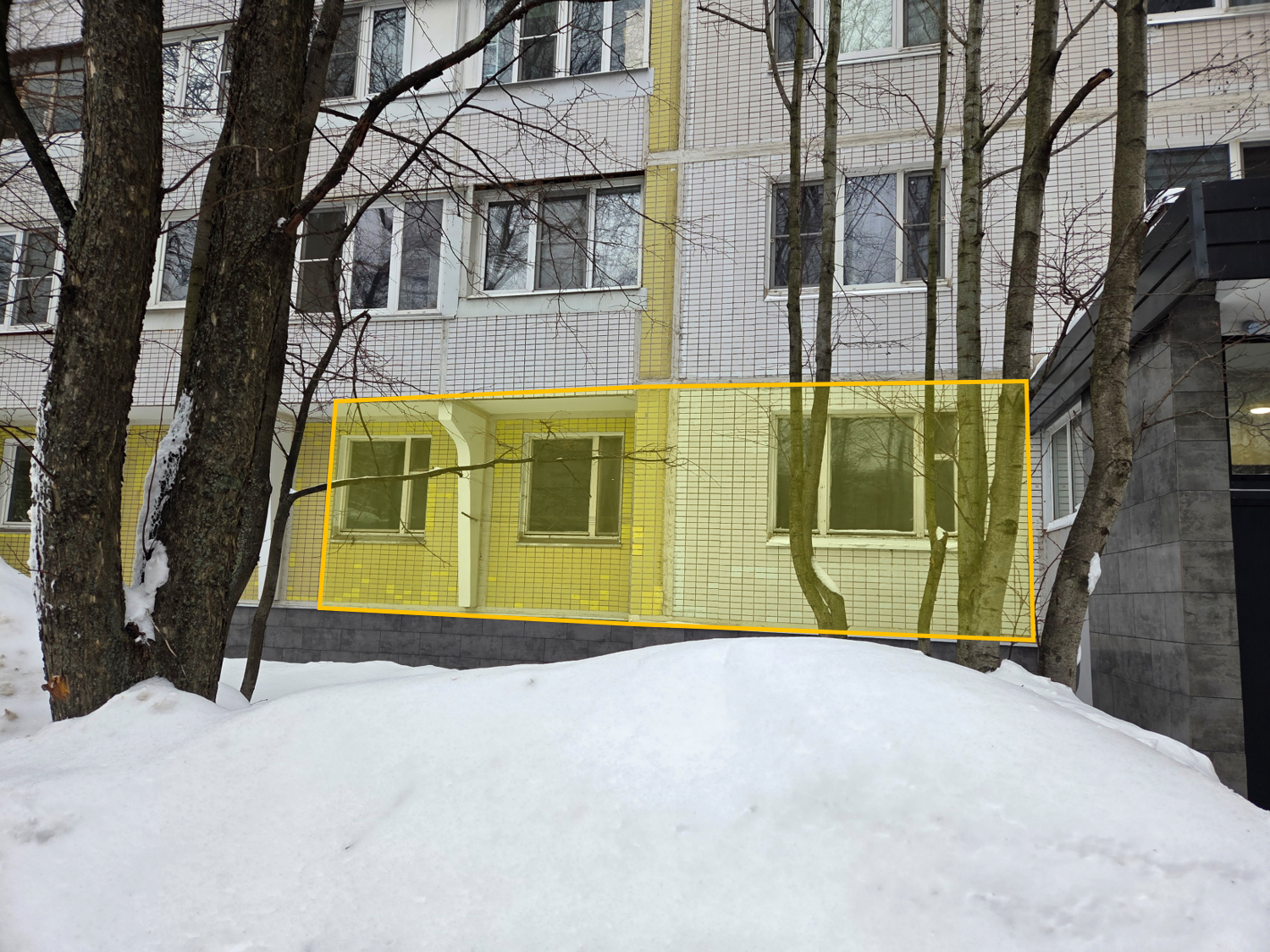ГП16990475.Квартира.Фасад здания с выделенными окнами реализуемого объекта.png