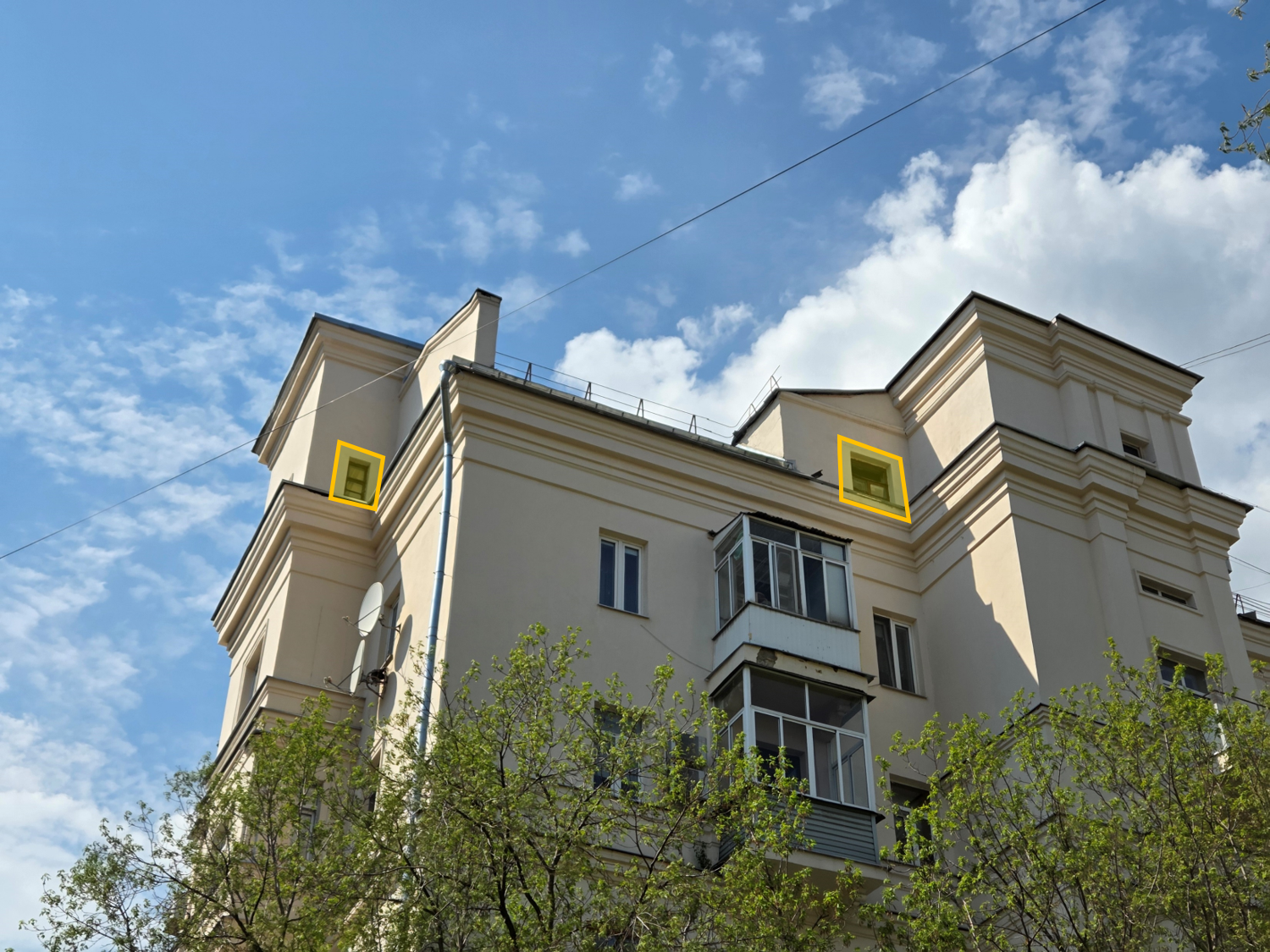 ГП16994144.Квартира.Фасад здания с выделенными окнами реализуемого объекта.png