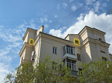 ГП16994144.Квартира.Фасад здания с выделенными окнами реализуемого объекта.png