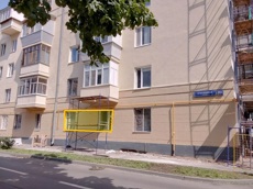 ГП16964076.Квартира.Фасад здания с выделенными окнами реализуемого объекта.jpg