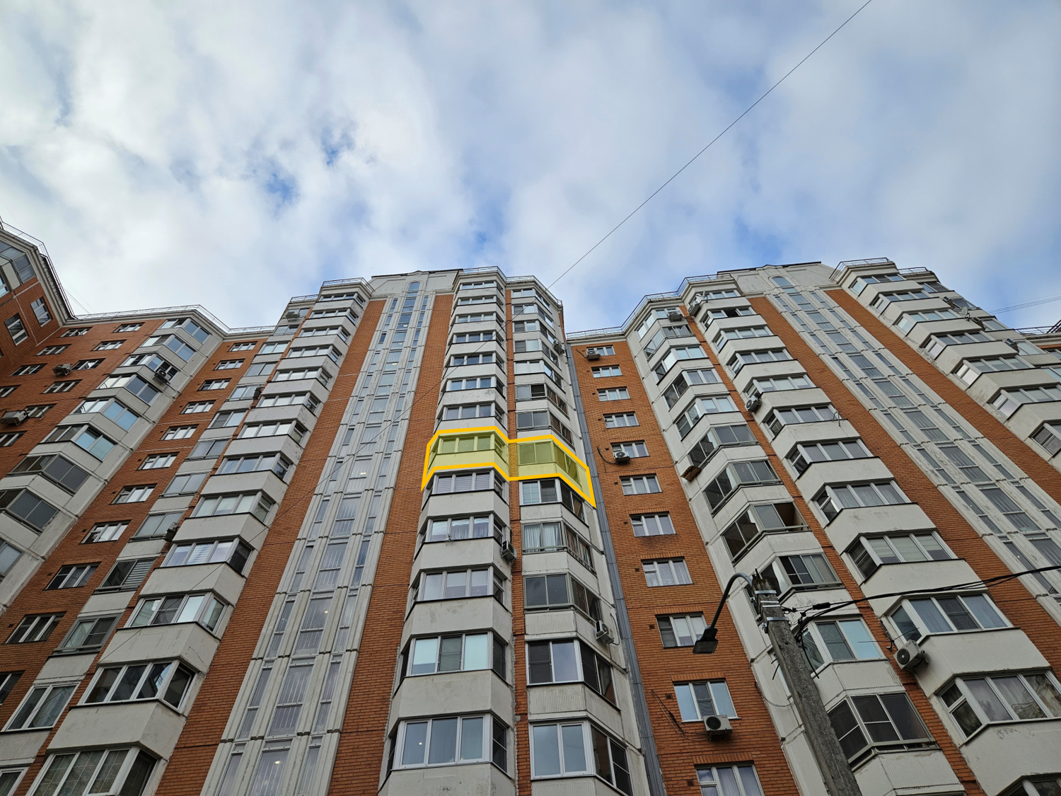 ГП16981284.Квартира.Фасад здания с выделенными окнами реализуемого объекта.png