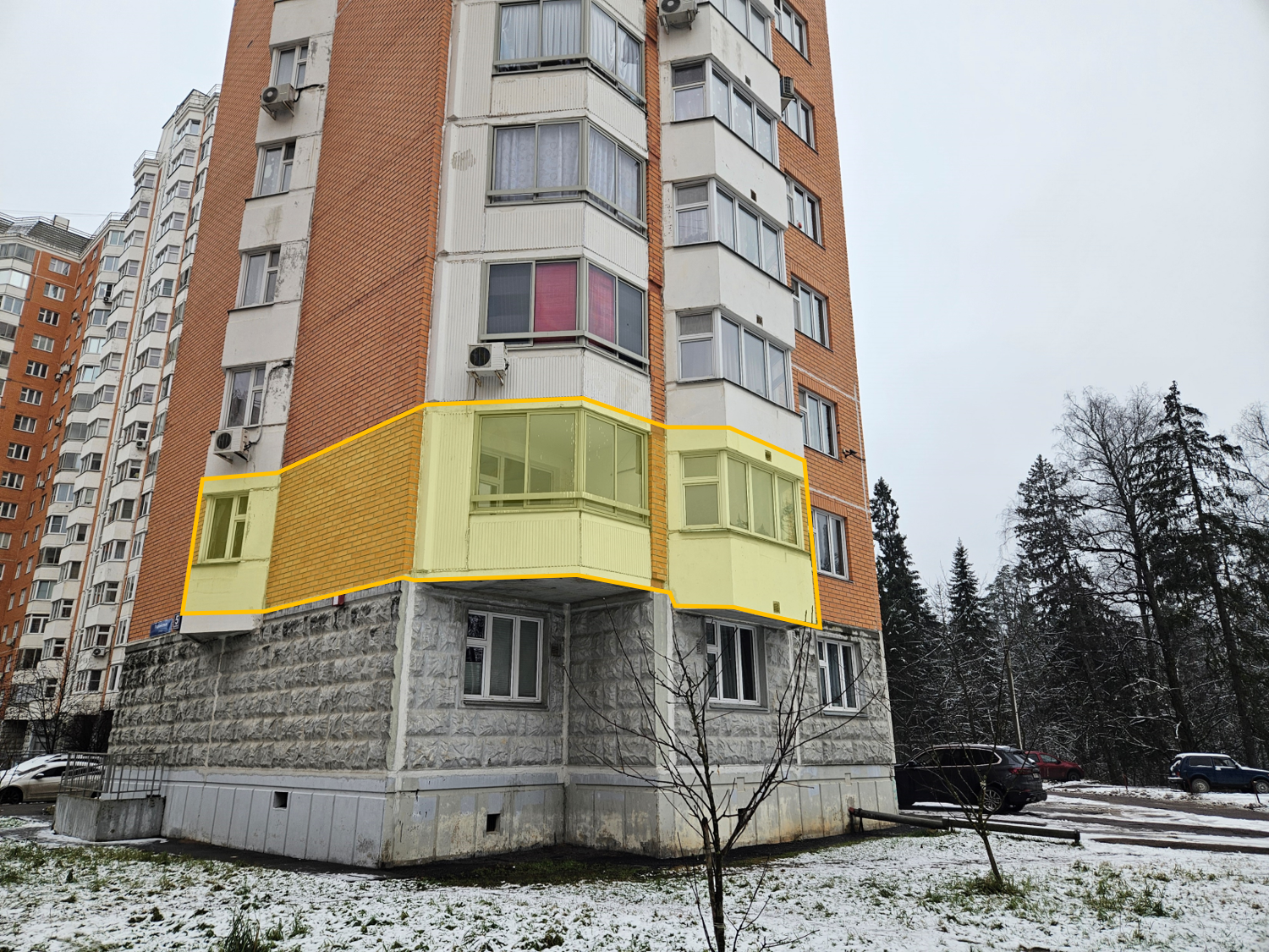 ГП16974748.Квартира.Фасад здания с выделенными окнами реализуемого объекта.png