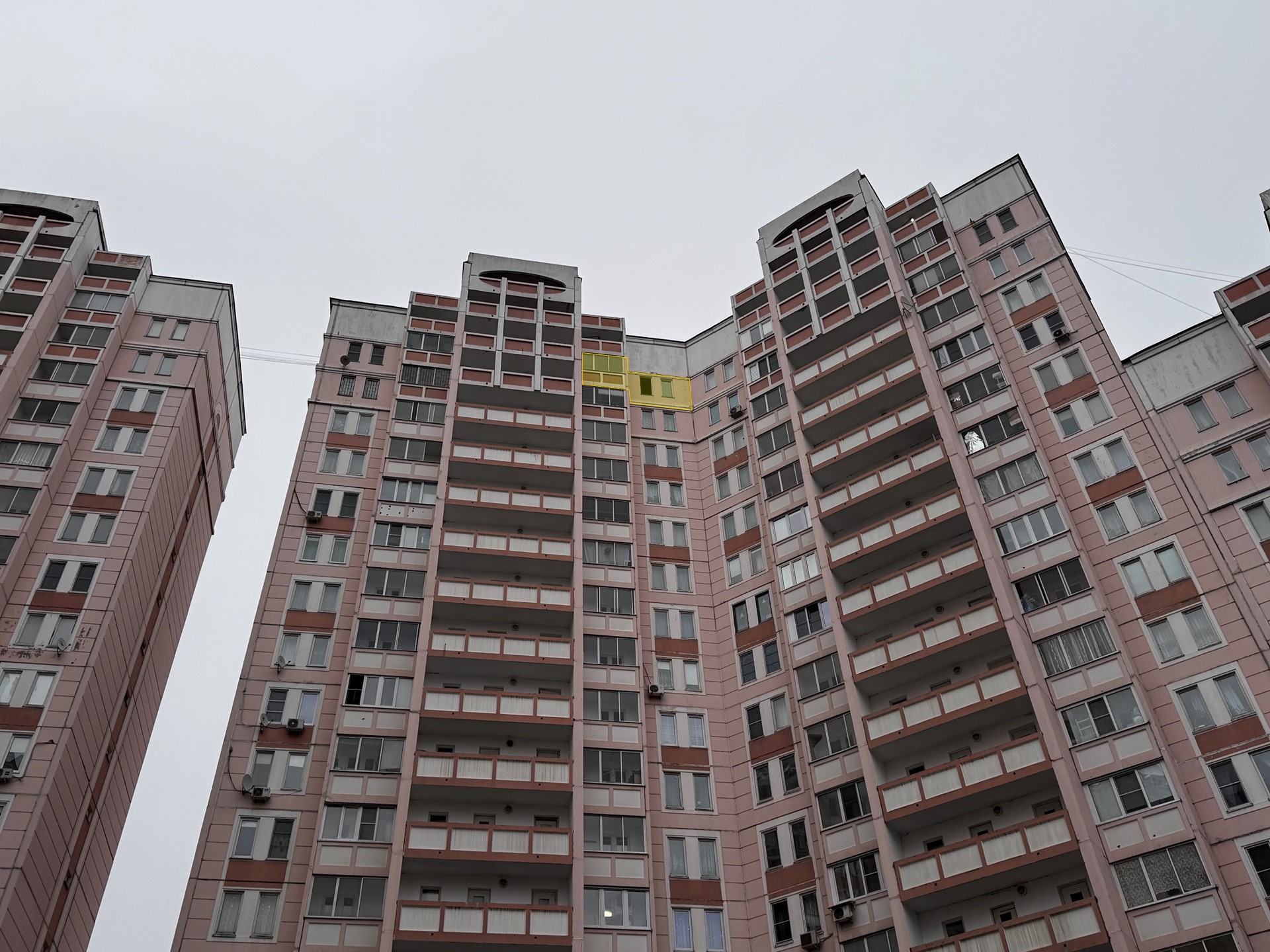 ГП16979657.Квартира.Фасад здания с выделенными окнами реализуемого объекта.jpg