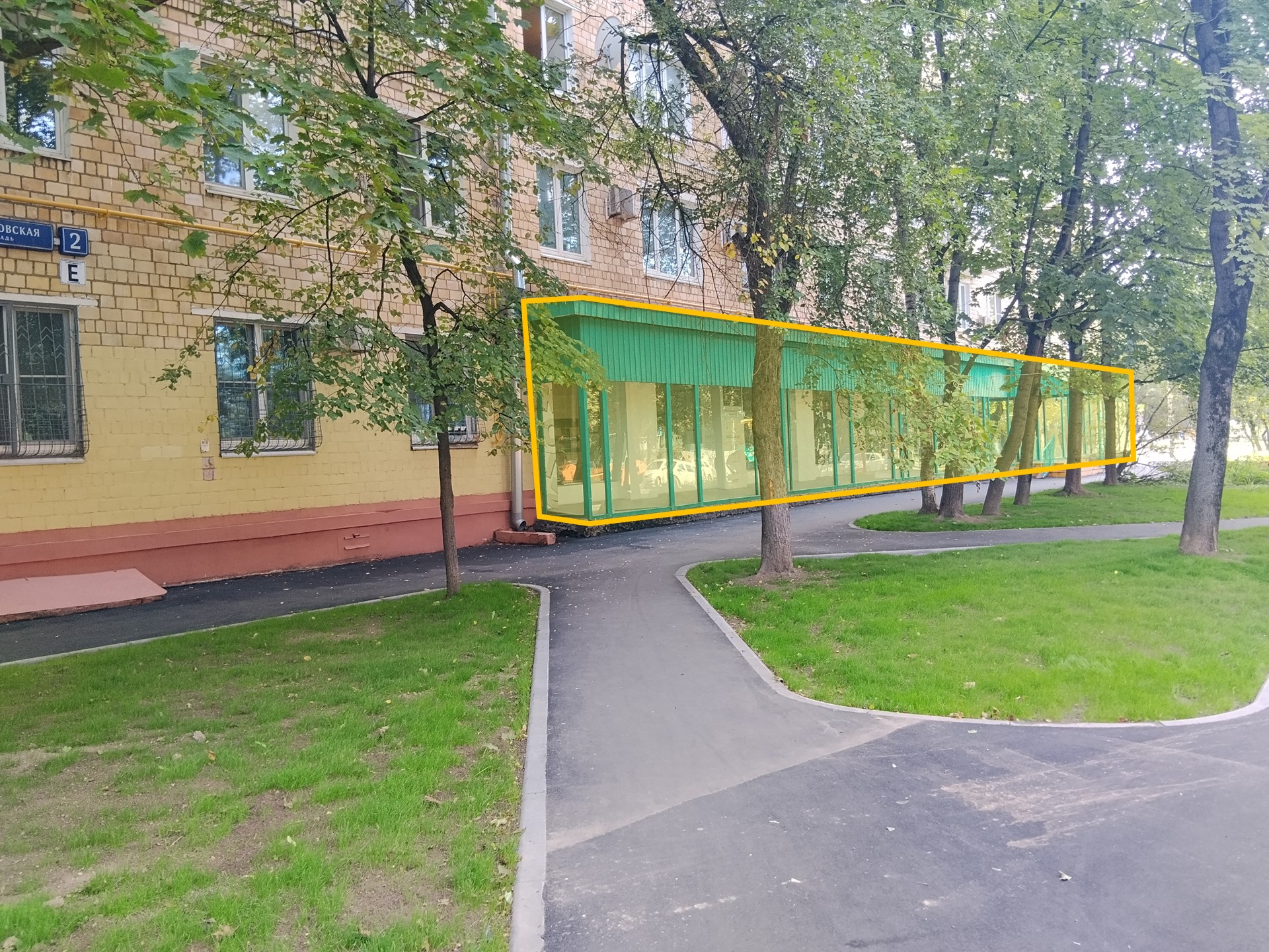 ГП17003503.Нежилое помещение.Фасад здания с выделенными окнами реализуемого объекта_3.jpg