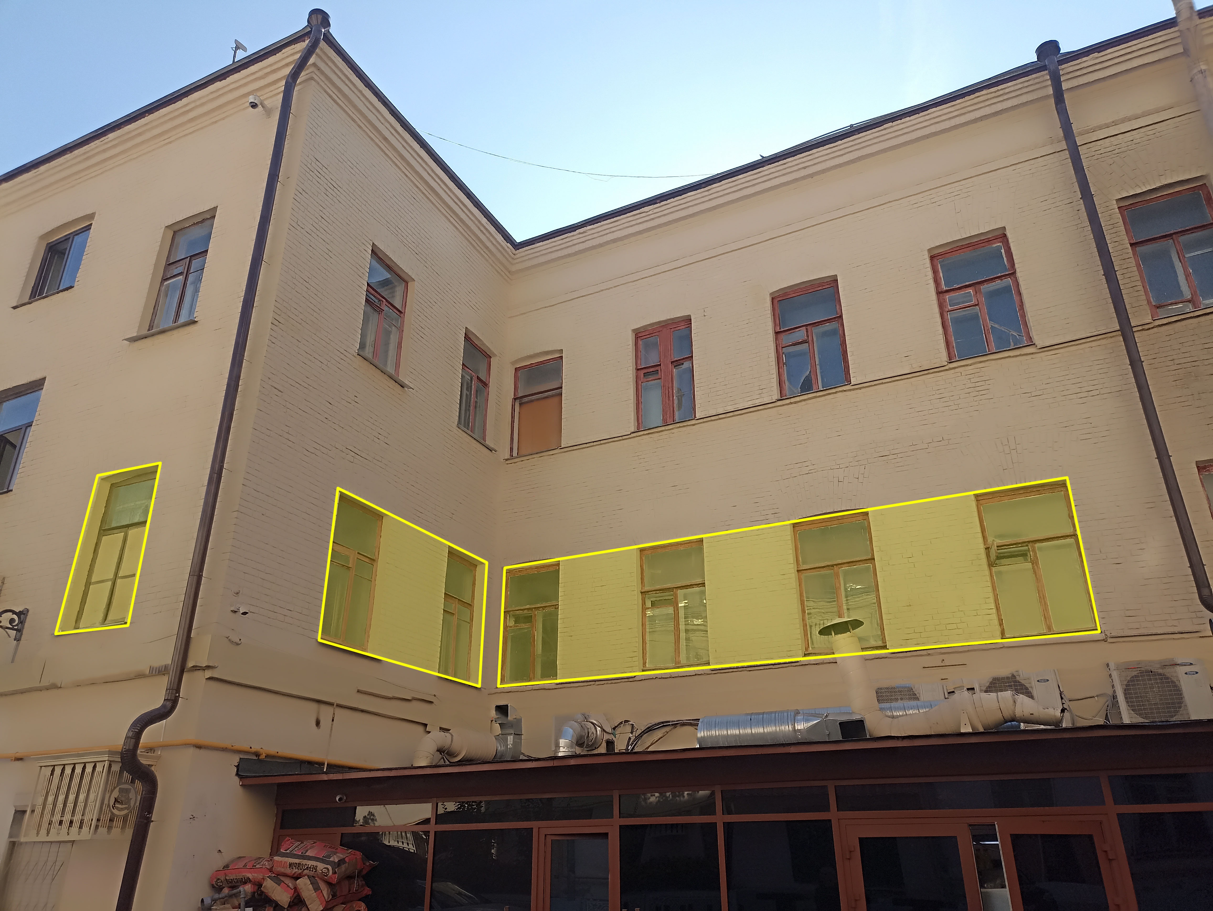 ГП16954480.Квартира.Фасад здания с выделенными окнами реализуемого объекта.jpg