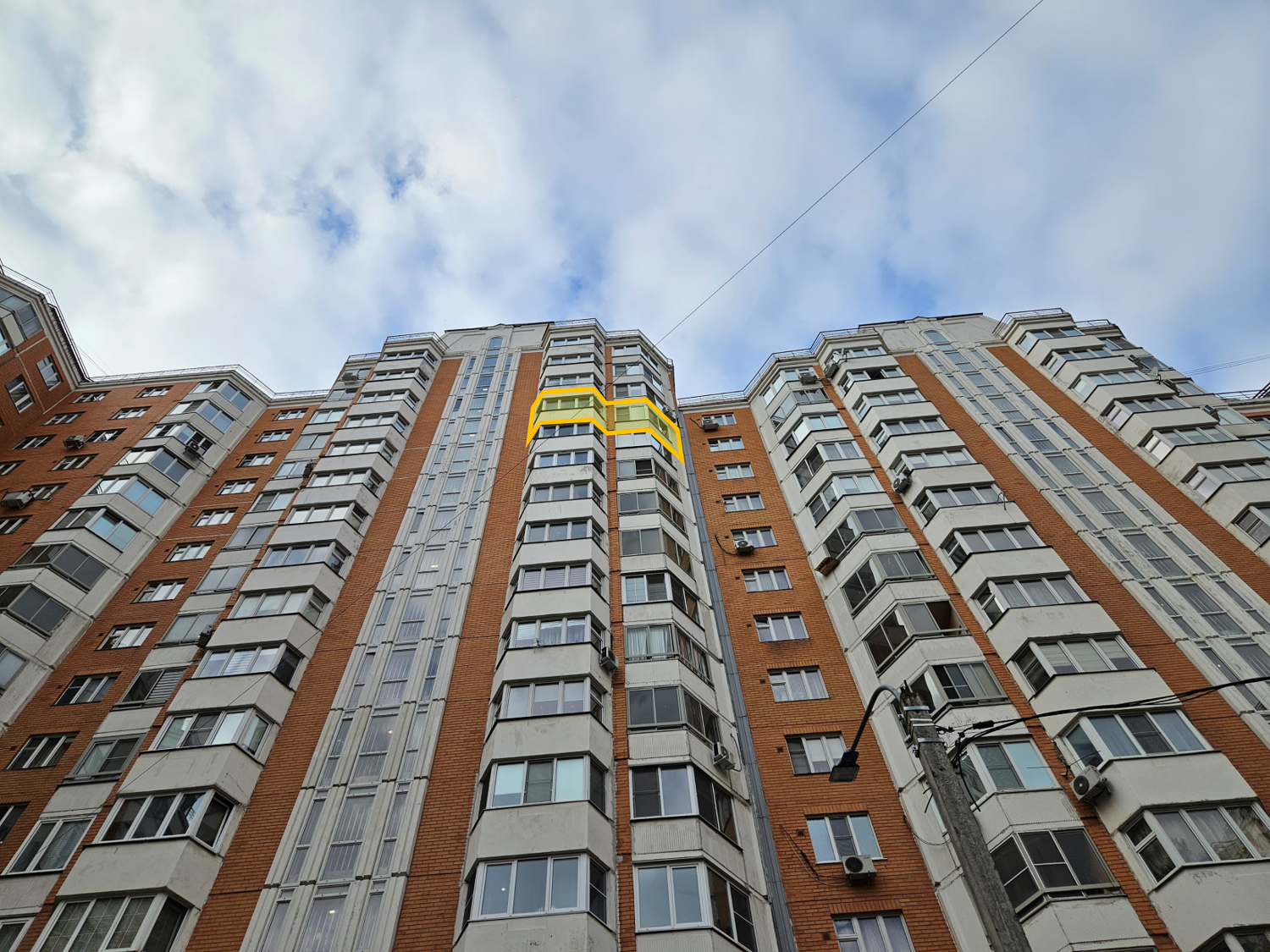 ГП16981278.Квартира.Фасад здания с выделенными окнами реализуемого объекта.png