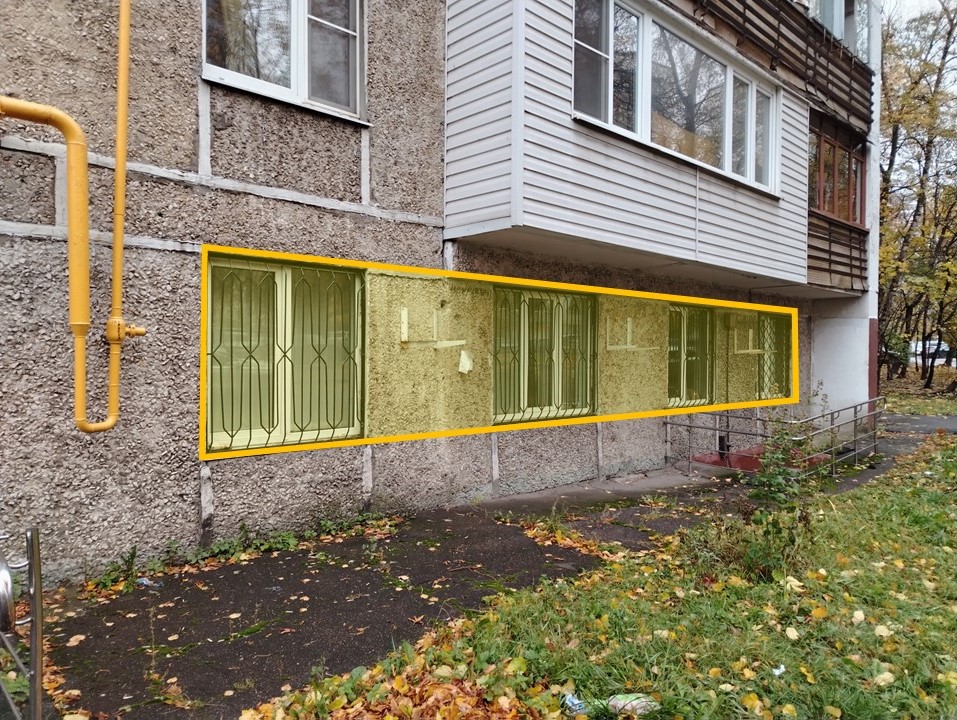 ГП16979091.Нежилое помещение.Фасад здания с выделенными окнами реализуемого объекта.jpg
