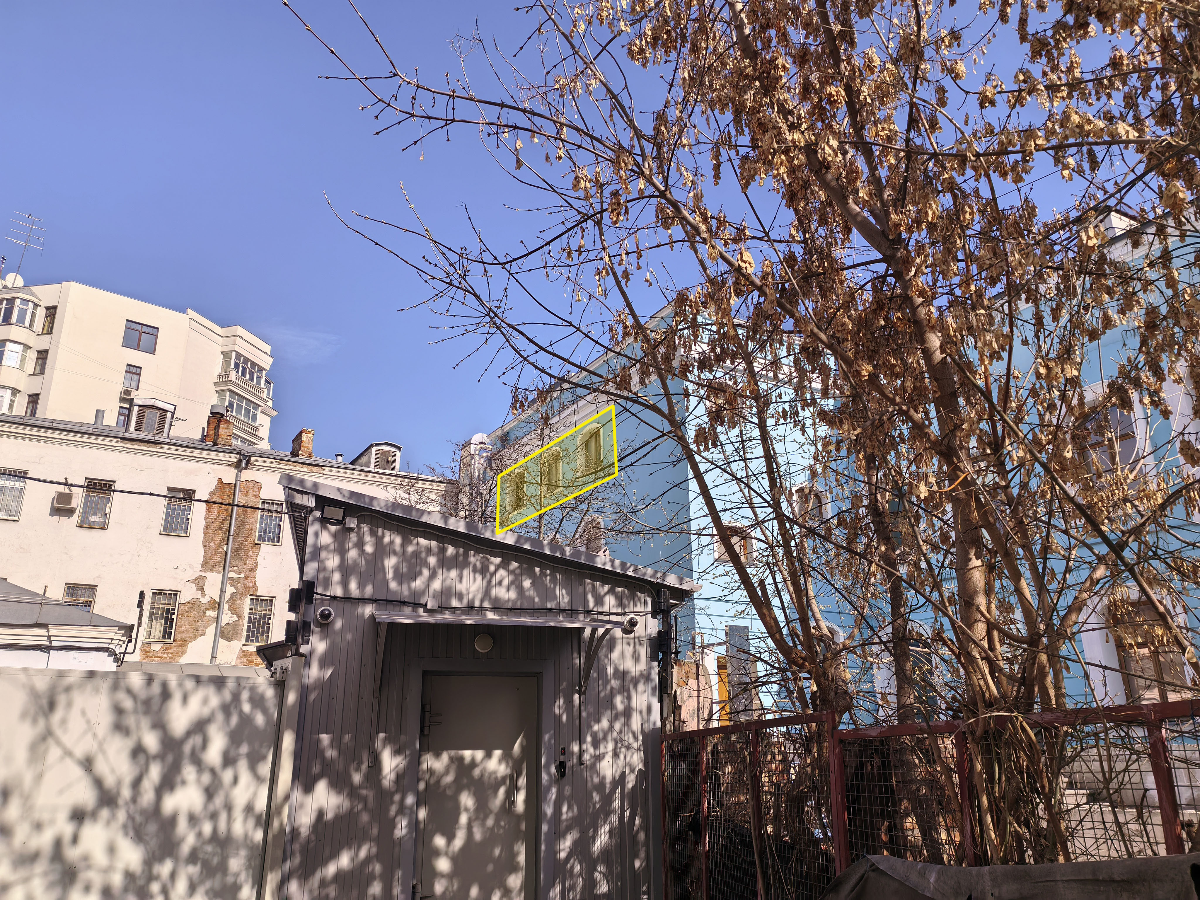 ГП16994152.Нежилое помещение.Фасад здания с выделенными окнами реализуемого объекта_3.jpg