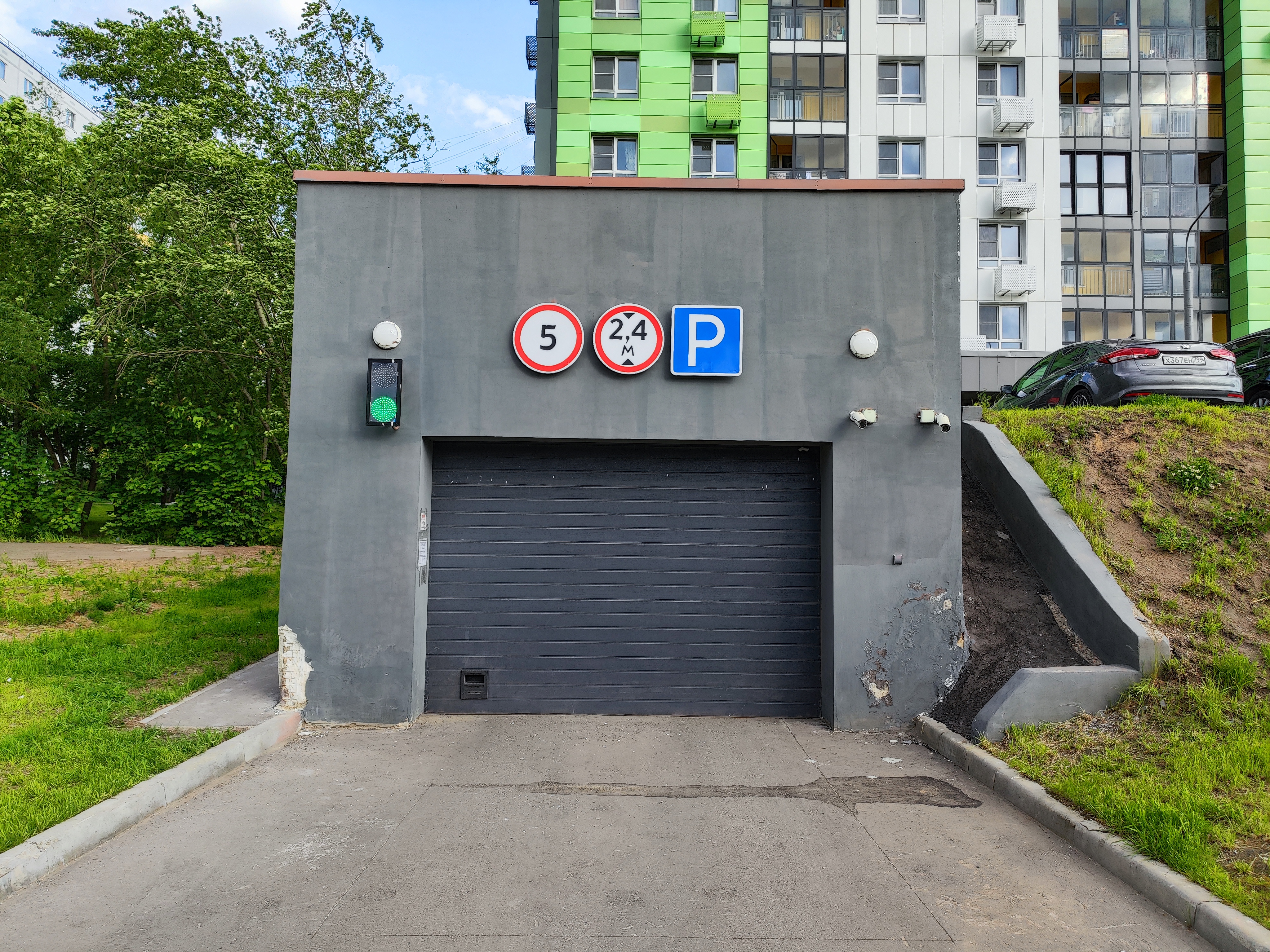 ГП17004310.Машино-место.Фасад здания с выделенными окнами реализуемого объекта.jpg