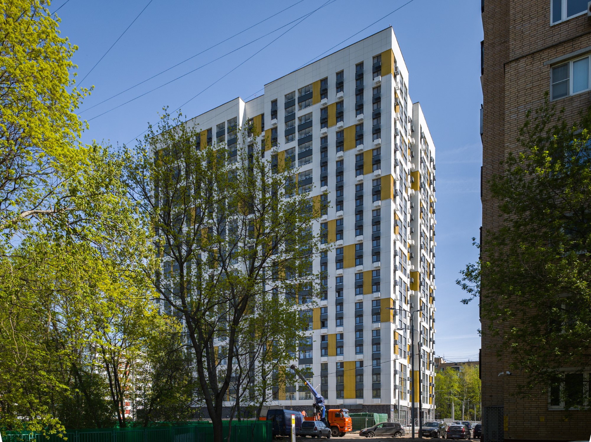 ГП17004333.Машино-место.Фасад здания с выделенными окнами реализуемого объекта.jpg