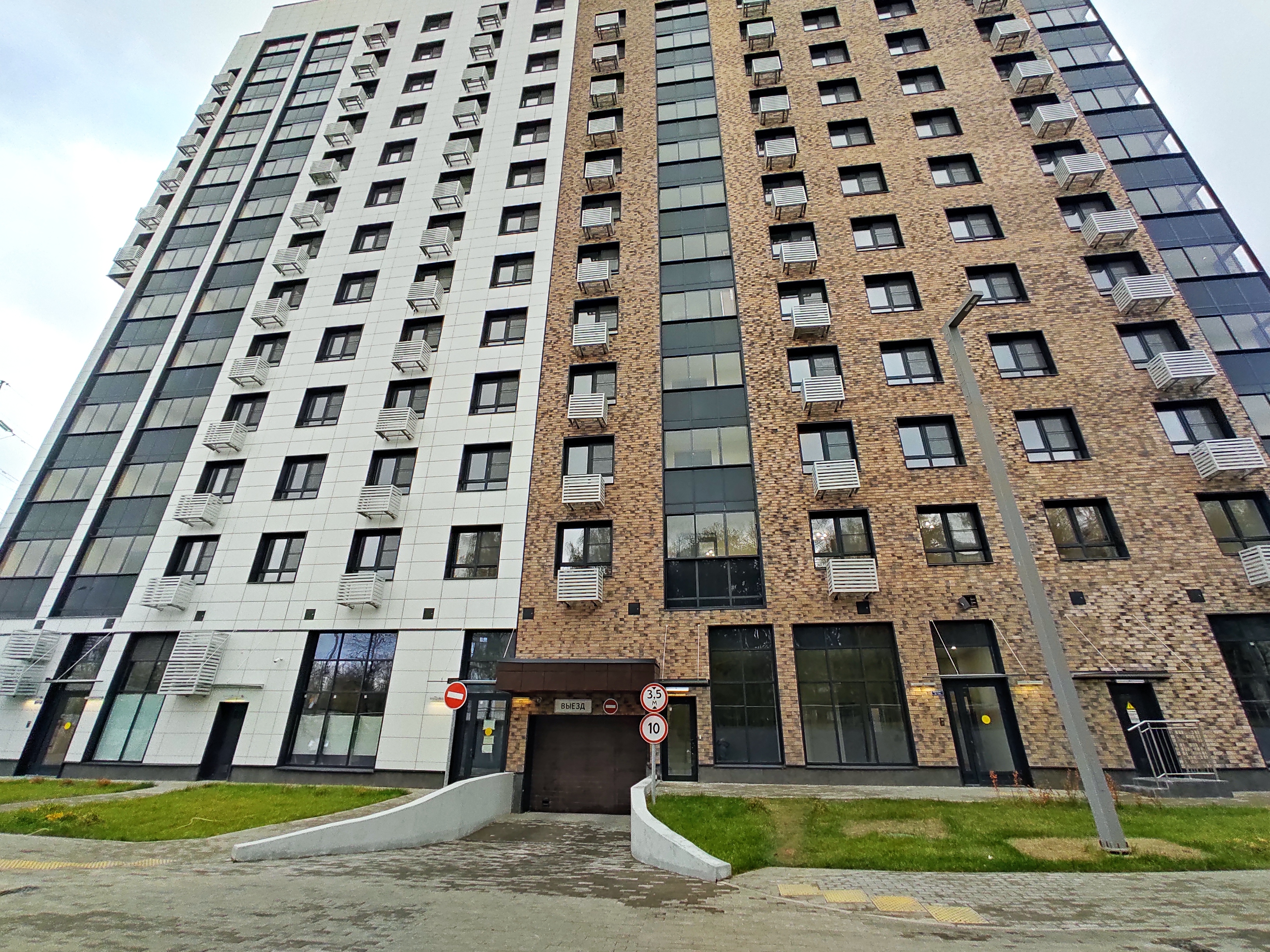 ГП17004525.Машино-место.Фасад здания с выделенными окнами реализуемого объекта.jpg