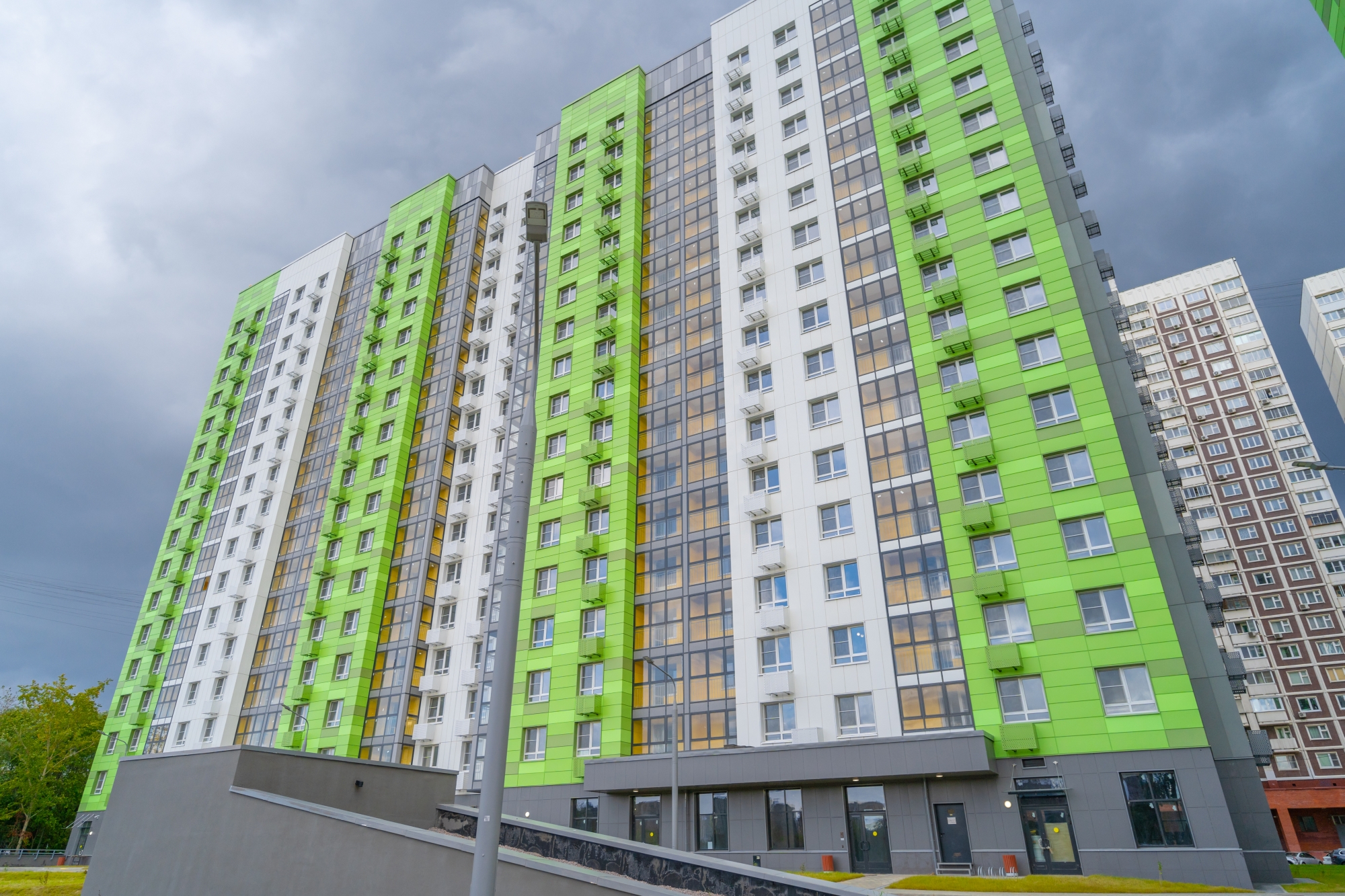 ГП17004474.Машино-место.Фасад здания с выделенными окнами реализуемого объекта.jpg