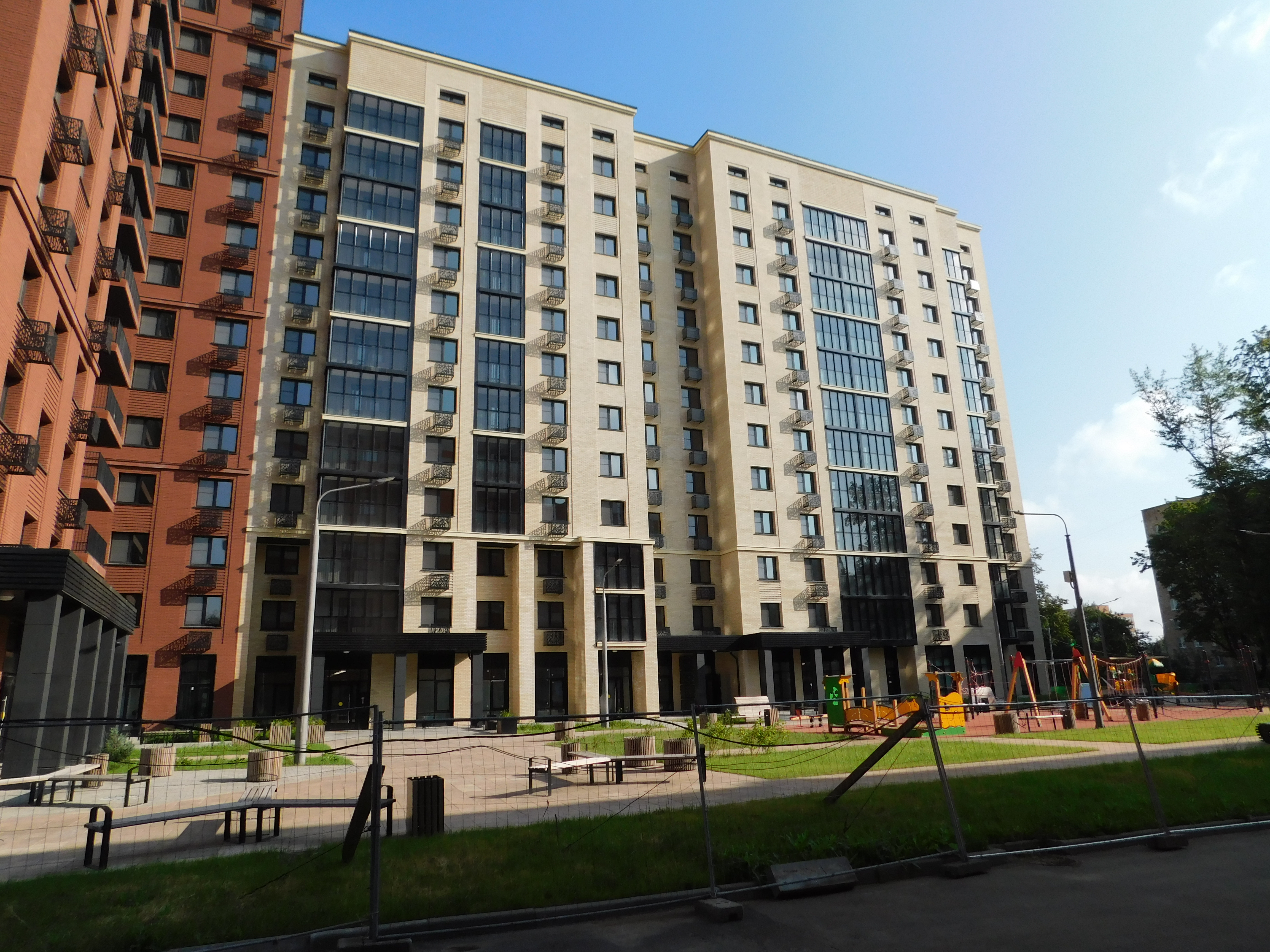 ГП17004472.Машино-место.Фасад здания с выделенными окнами реализуемого объекта.jpg