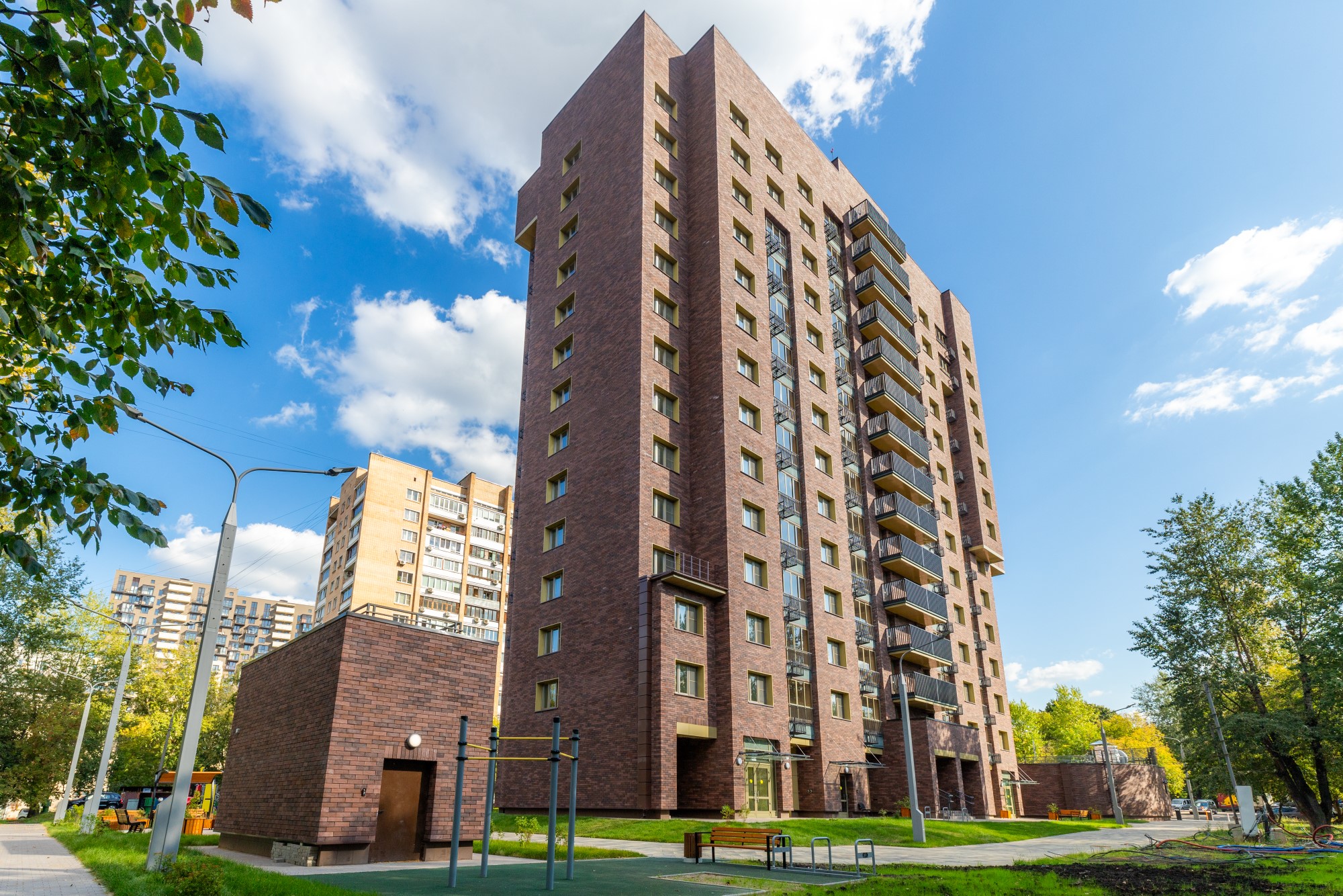 ГП17004426.Машино-место.Фасад здания с выделенными окнами реализуемого объекта.jpg