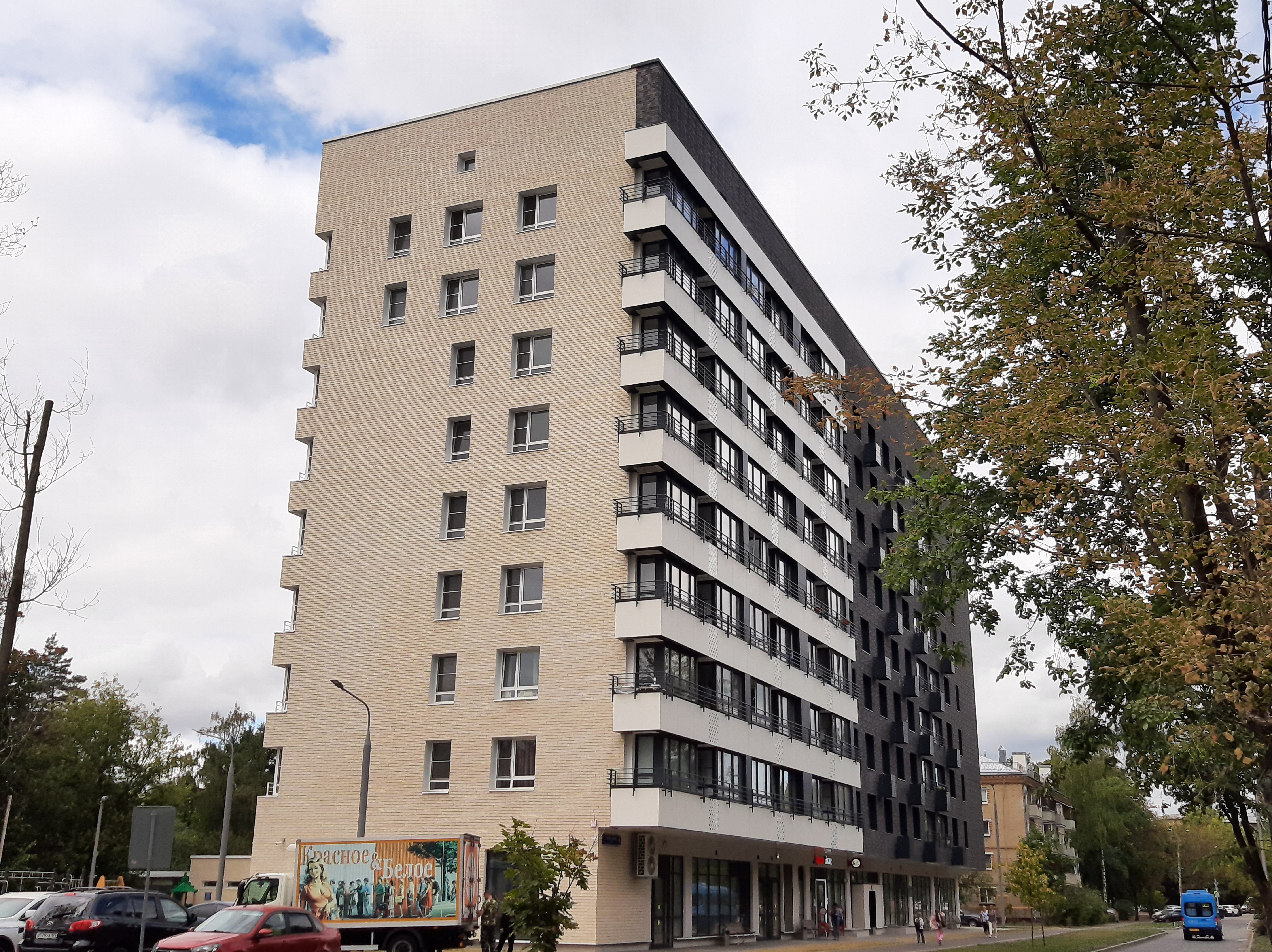 ГП17004435.Машино-место.Фасад здания с выделенными окнами реализуемого объекта.jpg