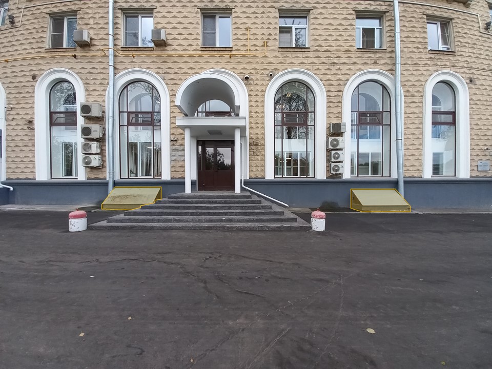 ГП16941312.Нежилое помещение.Фасад здания с выделенными окнами реализуемого объекта.jpg