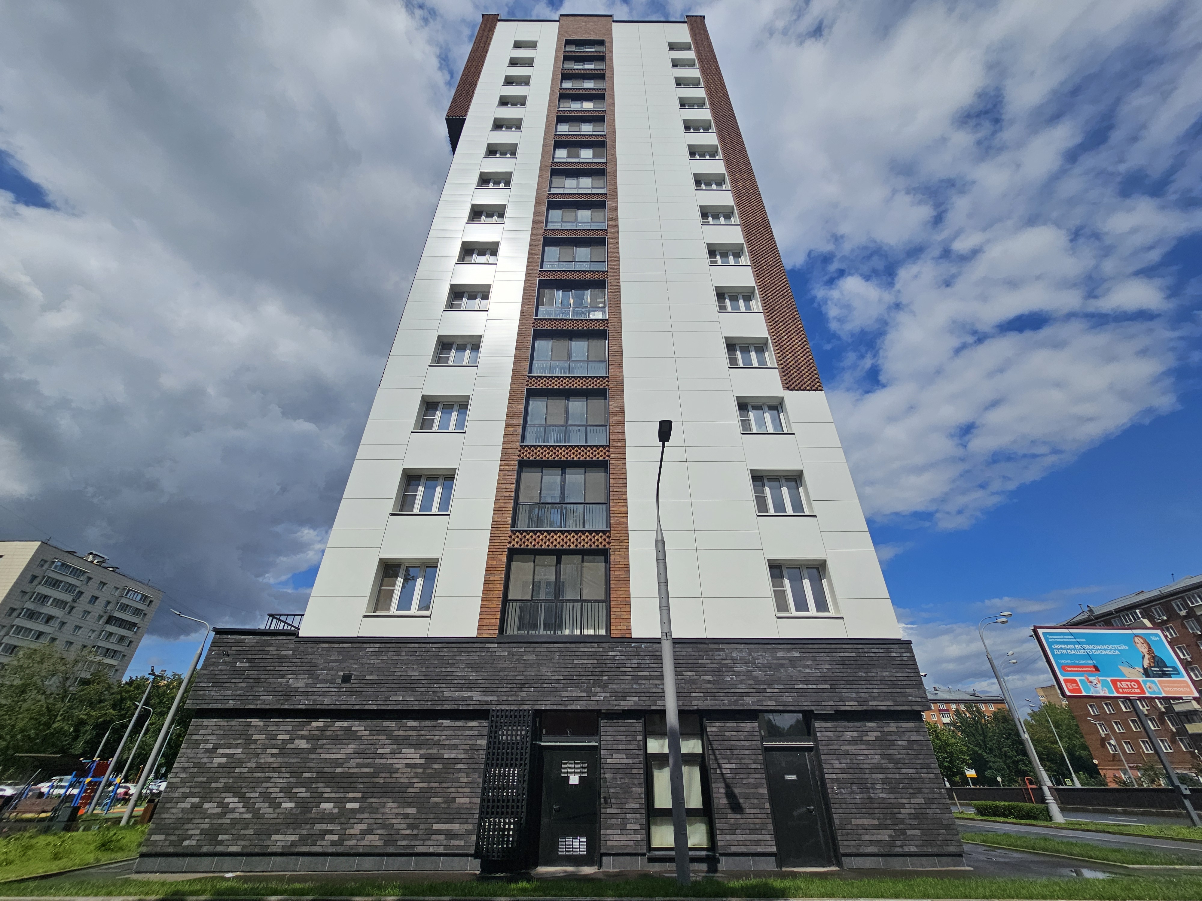 ГП17004676.Машино-место.Фасад здания с выделенными окнами реализуемого объекта.jpg