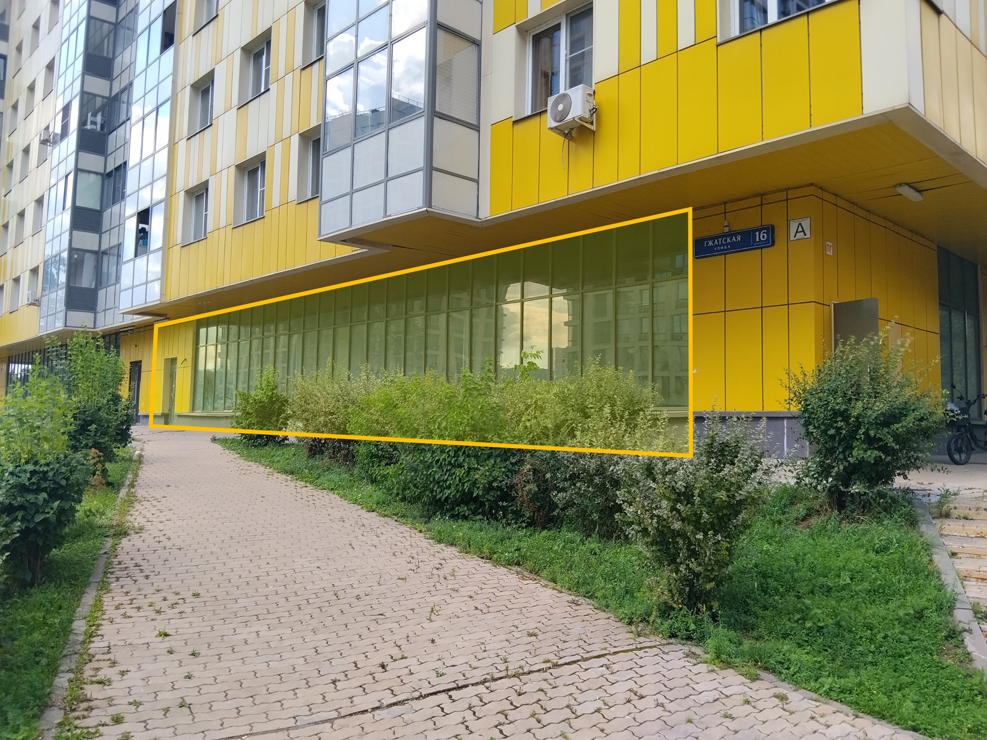 ГП17001709.Нежилое помещение.Фасад здания с выделенными окнами реализуемого объекта.jpg