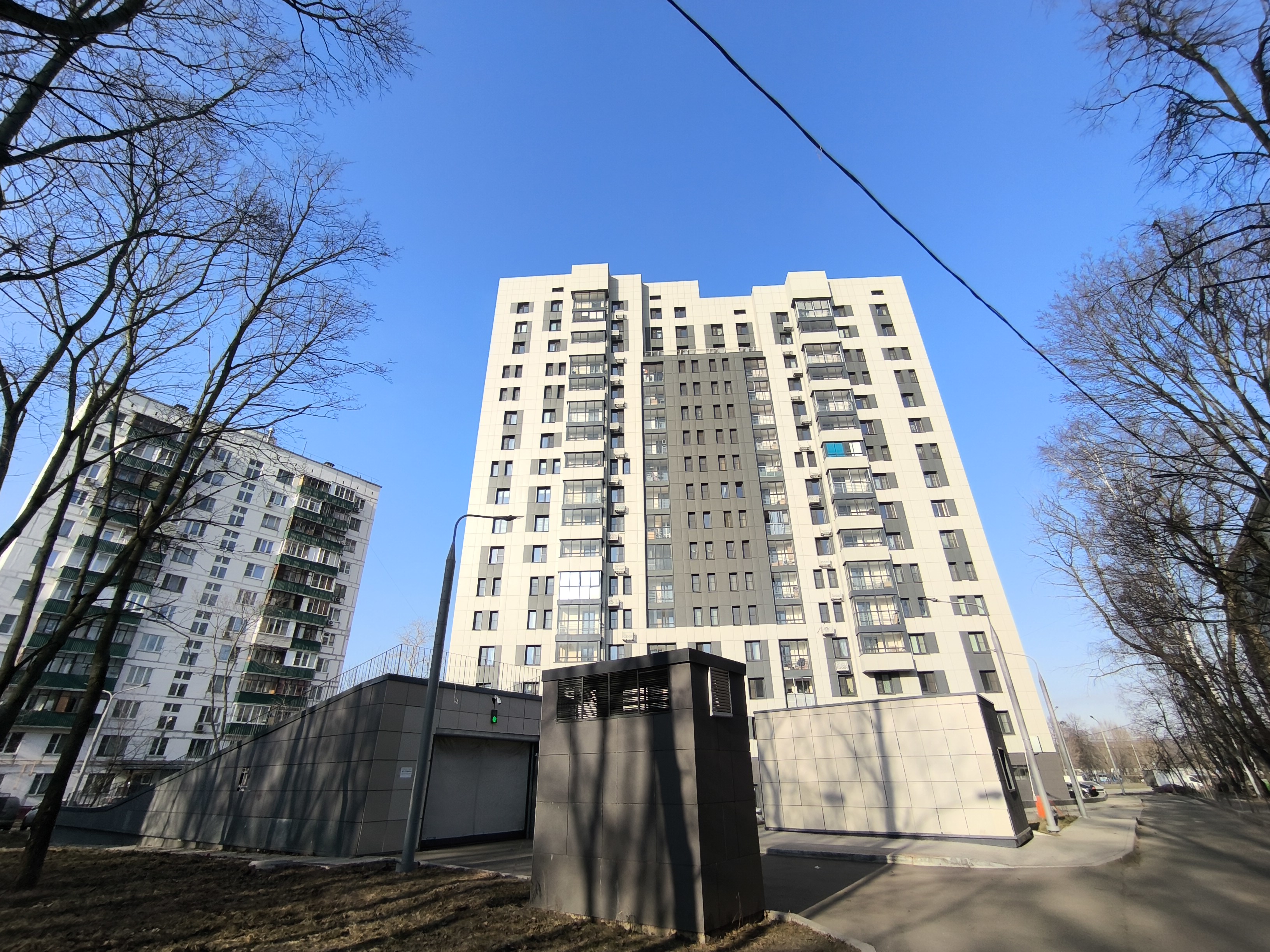 ГП16994263.Машино-место.Фасад здания с выделенными окнами реализуемого объекта.jpg