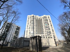 ГП16994263.Машино-место.Фасад здания с выделенными окнами реализуемого объекта.jpg