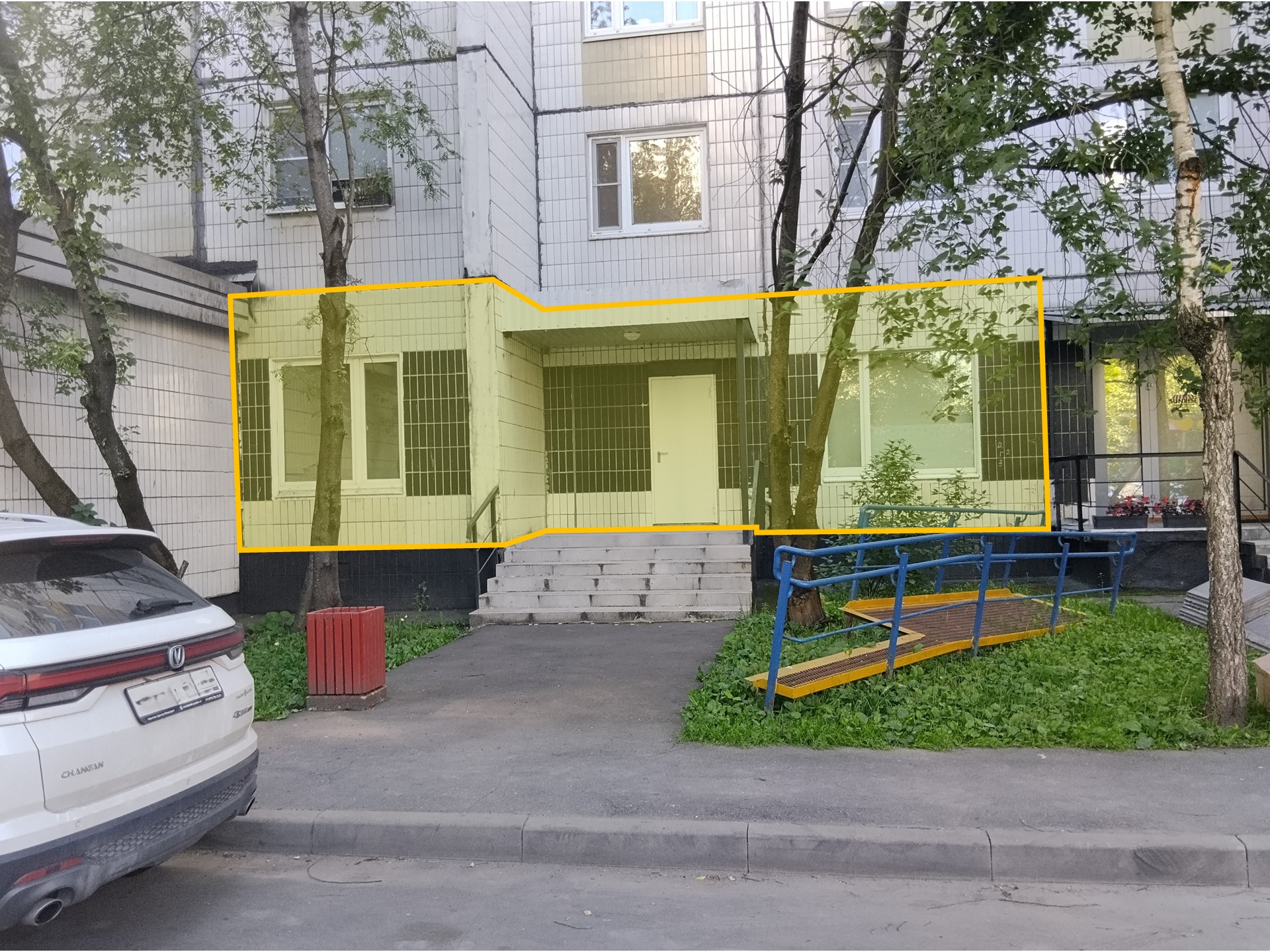 ГП17001700.Нежилое помещение.Фасад здания с выделенными окнами реализуемого объекта_2.jpg