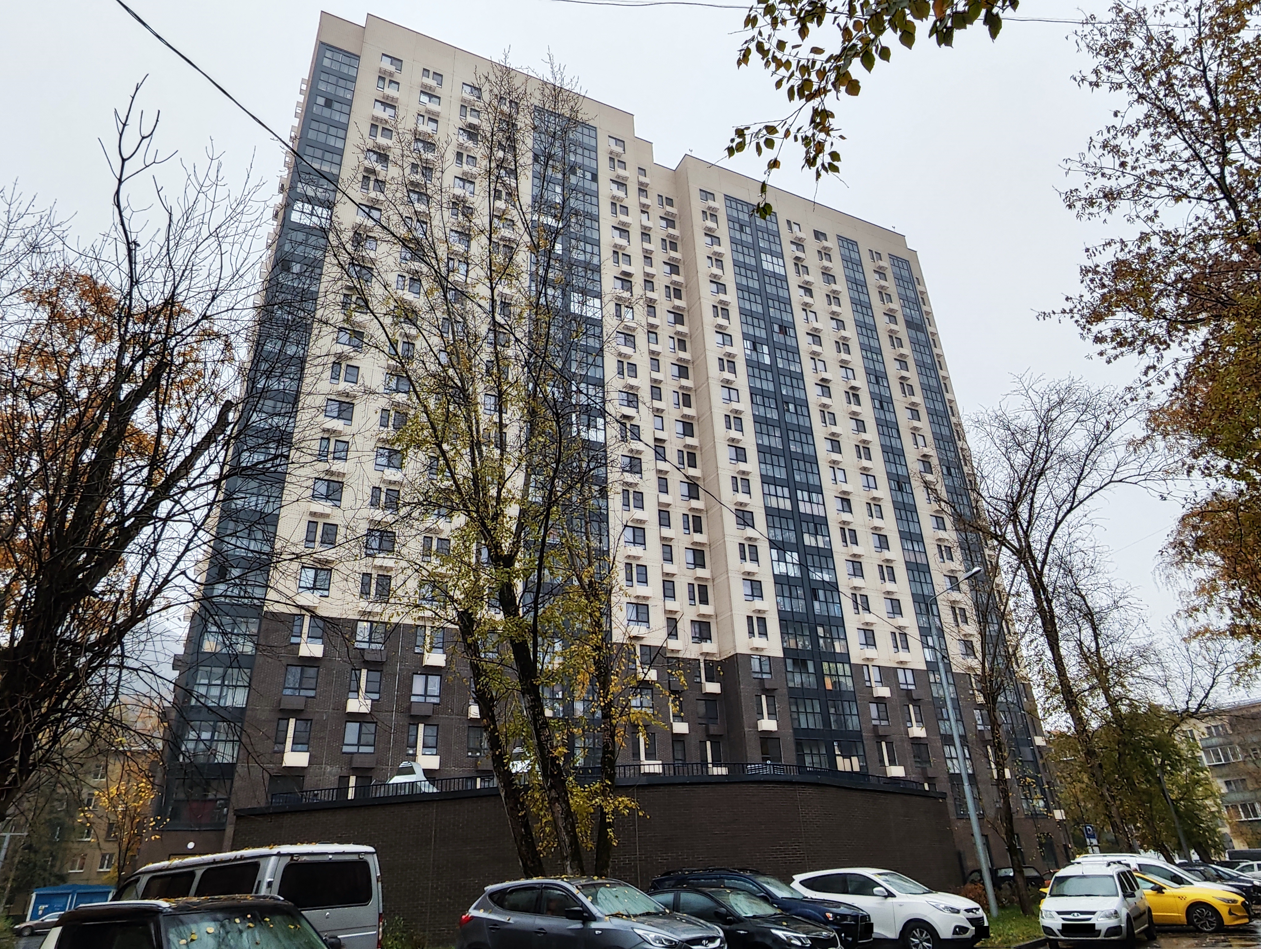 ГП16994287.Машино-место.Фасад здания с выделенными окнами реализуемого объекта.jpg
