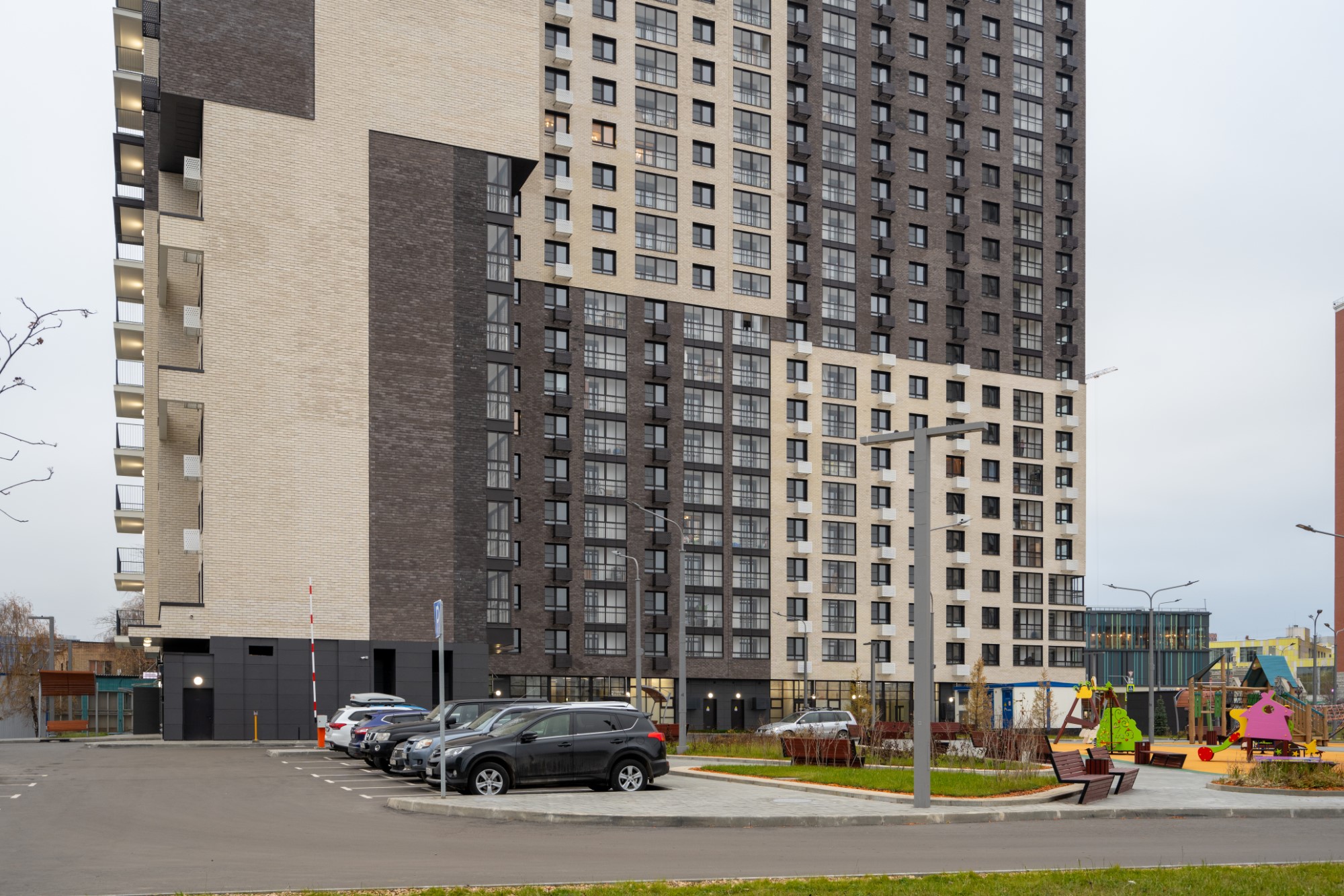 ГП17004952.Машино-место.Фасад здания с выделенными окнами реализуемого объекта.jpg