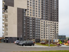 ГП17005132.Машино-место.Фасад здания с выделенными окнами реализуемого объекта.jpg
