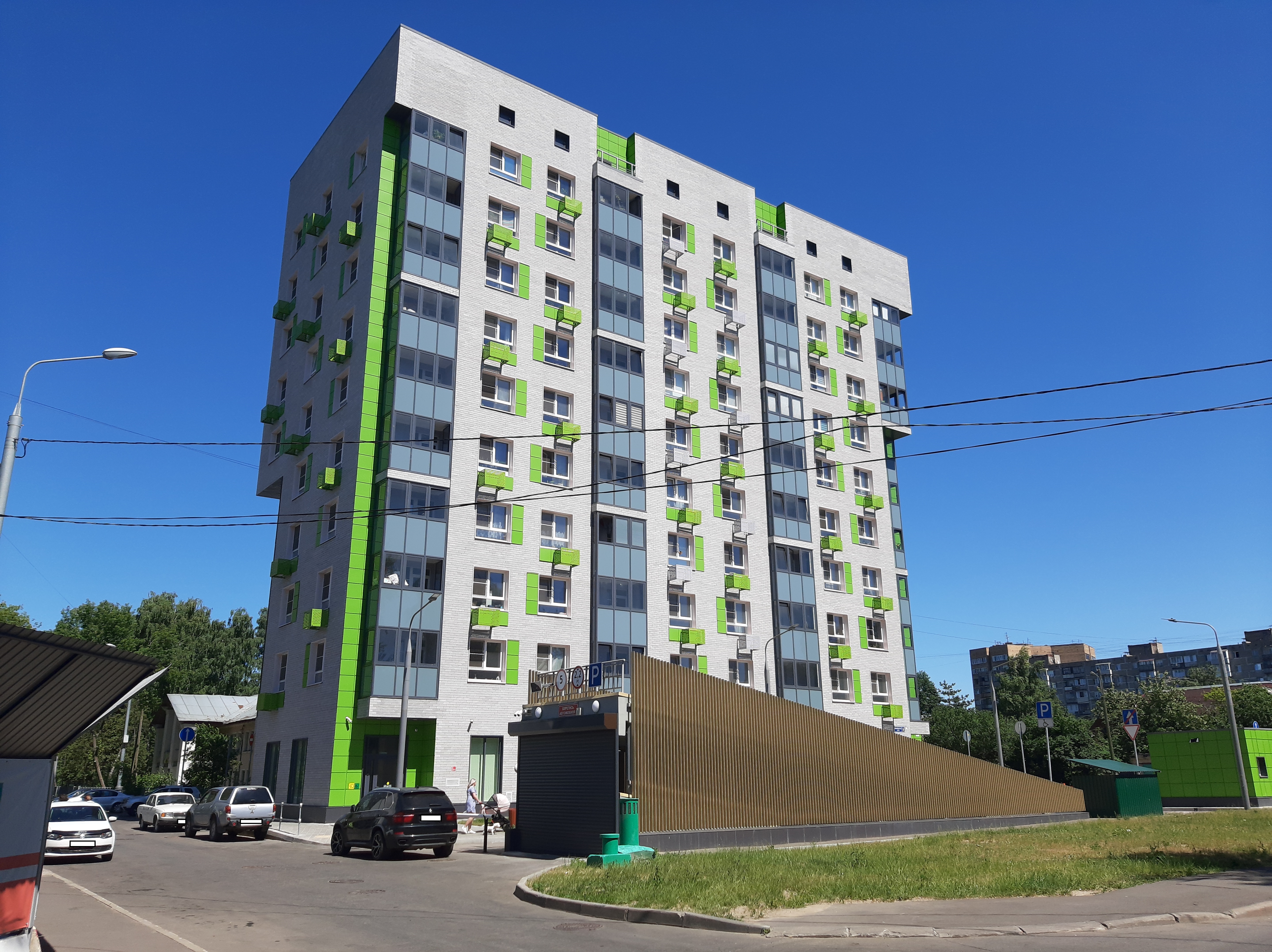 ГП17005142.Машино-место.Фасад здания с выделенными окнами реализуемого объекта.jpg