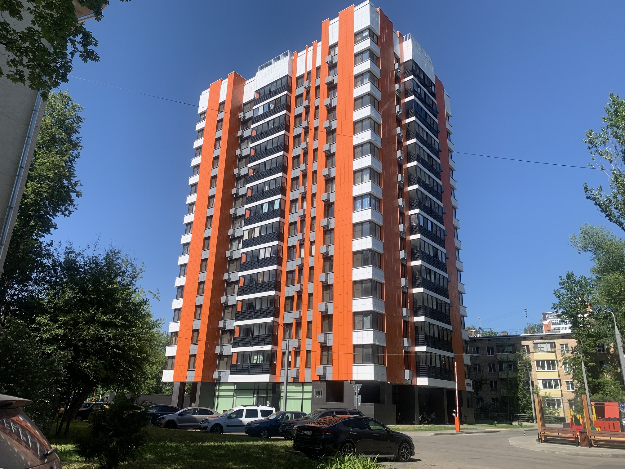ГП17005151.Машино-место.Фасад здания с выделенными окнами реализуемого объекта.jpg
