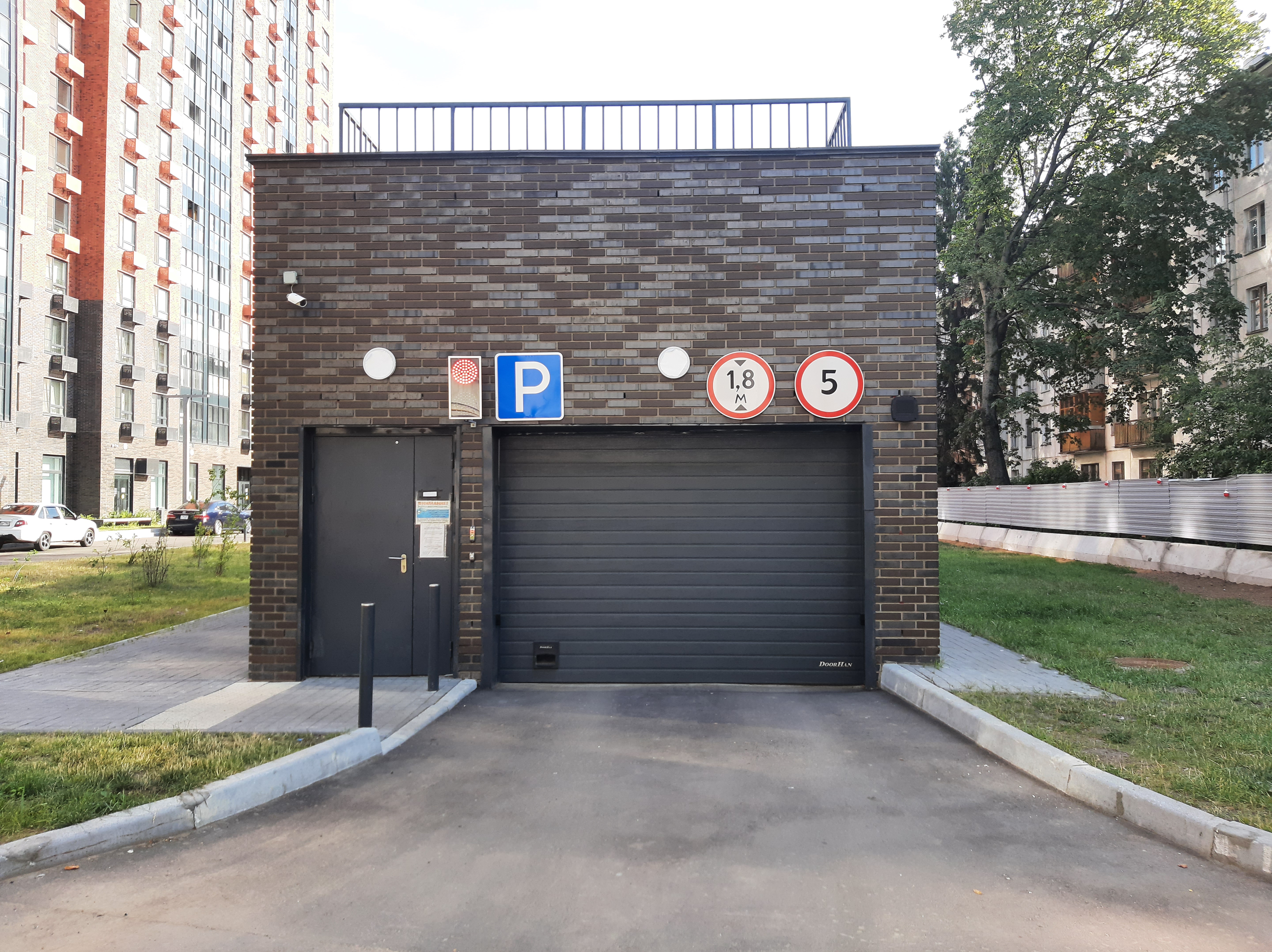 ГП17005192.Машино-место.Фасад здания с выделенными окнами реализуемого объекта.jpg