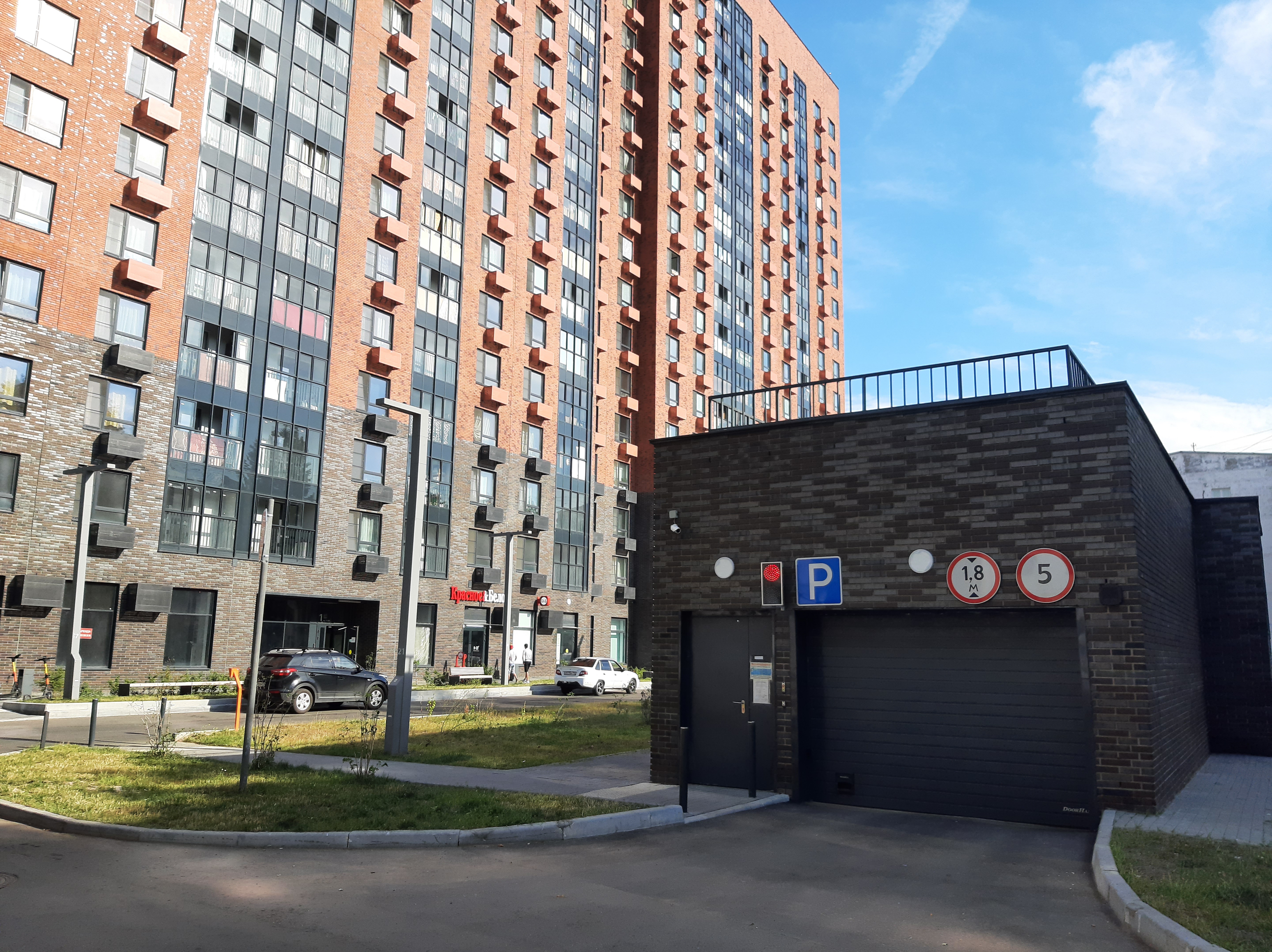 ГП16995120.Машино-место.Фасад здания с выделенными окнами реализуемого объекта.jpg