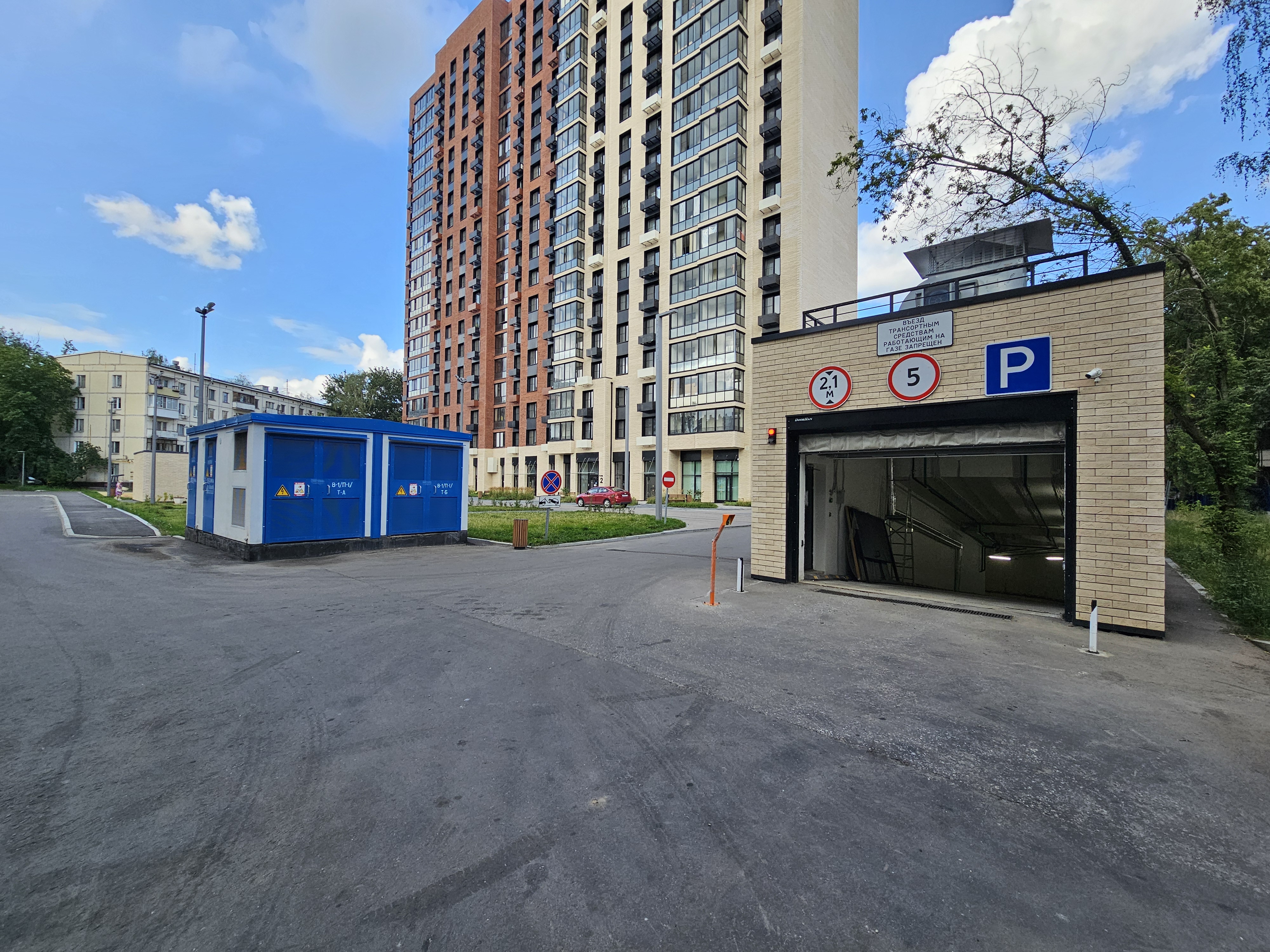 ГП17005420.Машино-место.Фасад здания с выделенными окнами реализуемого объекта.jpg