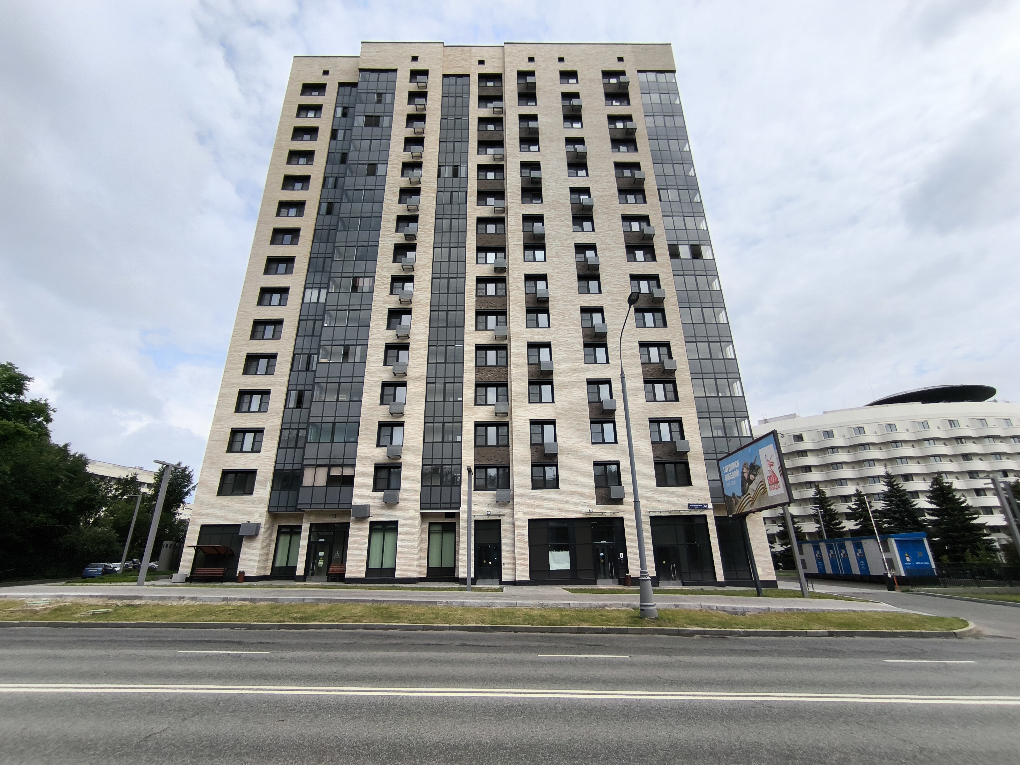 ГП16983485.Машино-место.Фасад здания с выделенными окнами реализуемого объекта.jpg