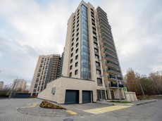 ГП16983434.Машино-место.Фасад здания с выделенными окнами реализуемого объекта.jpg