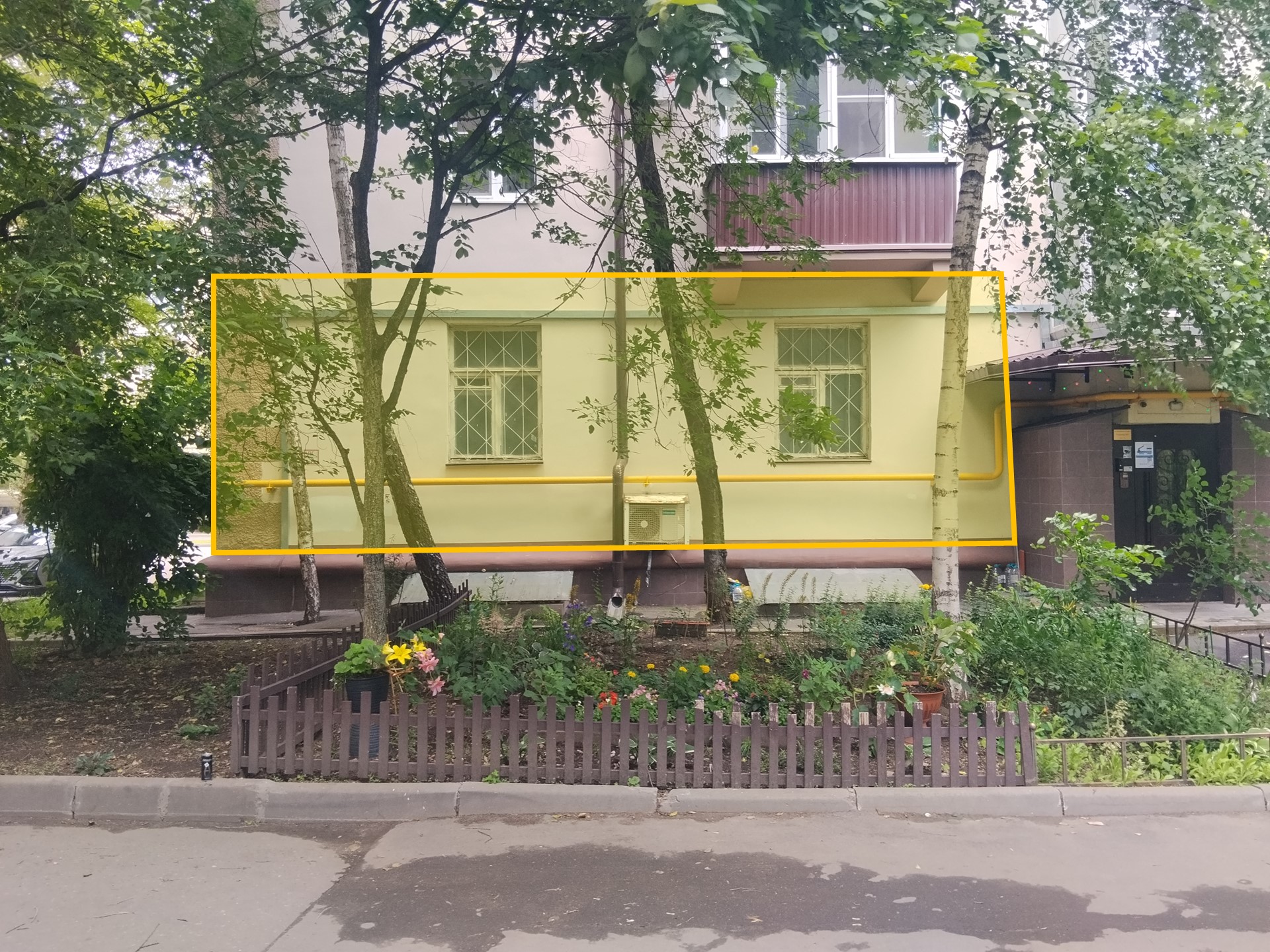 ГП17001652.Нежилое помещение.Фасад здания с выделенными окнами реализуемого объекта_2.jpg