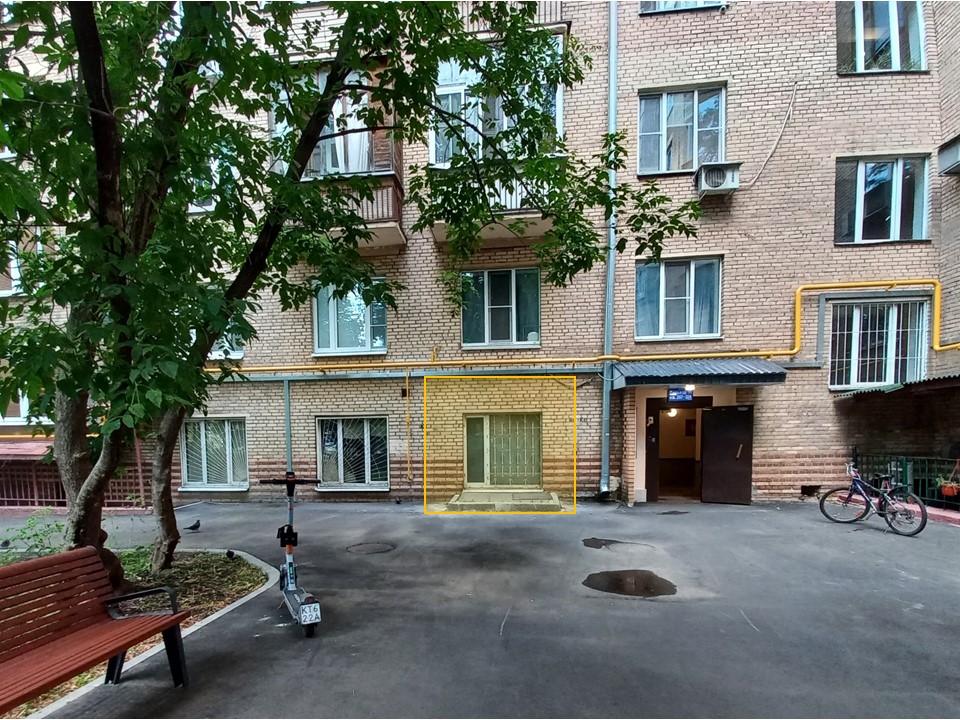 ГП17001705.Нежилое помещение.Фасад здания с выделенными окнами реализуемого объекта_2.jpg
