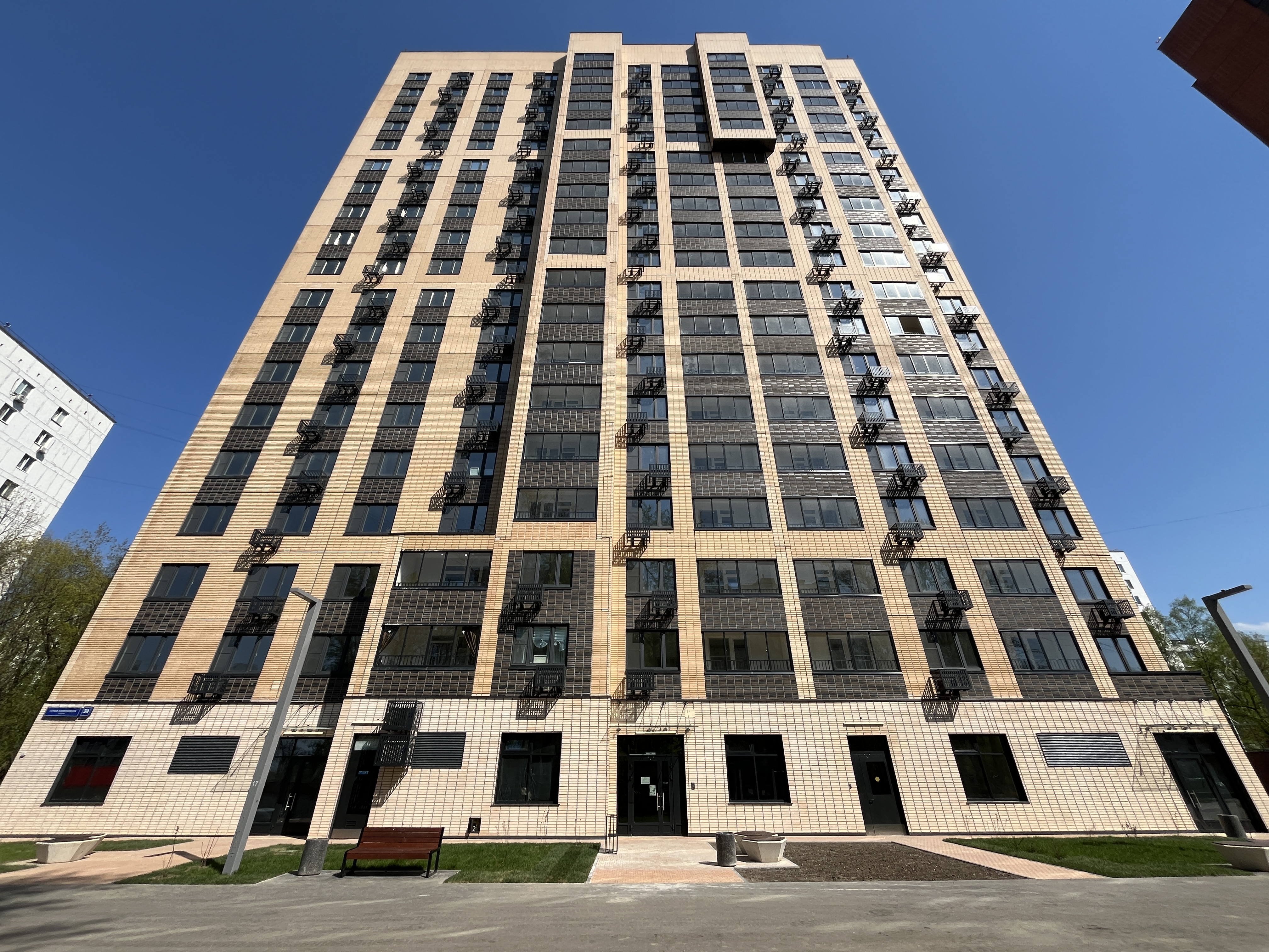 ГП17000194.Машино-место.Фасад здания с выделенными окнами реализуемого объекта.jpg