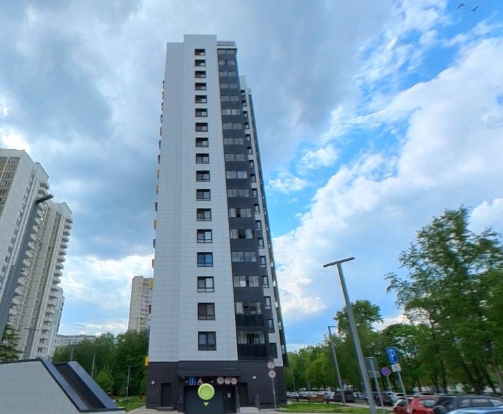 ГП17005820.Машино-место.Фасад здания с выделенными окнами реализуемого объекта.jpg