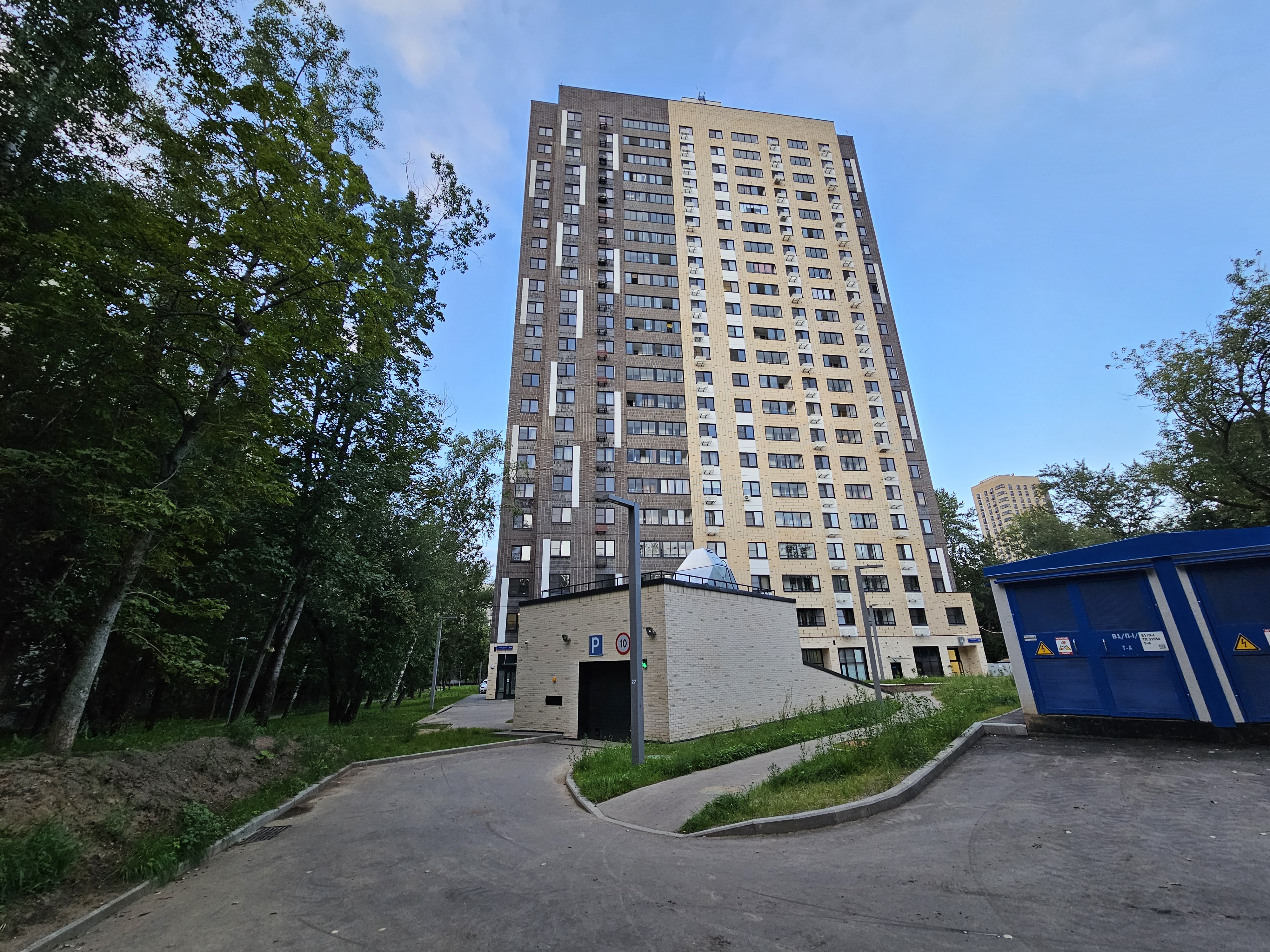 ГП17005772.Машино-место.Фасад здания с выделенными окнами реализуемого объекта.jpg