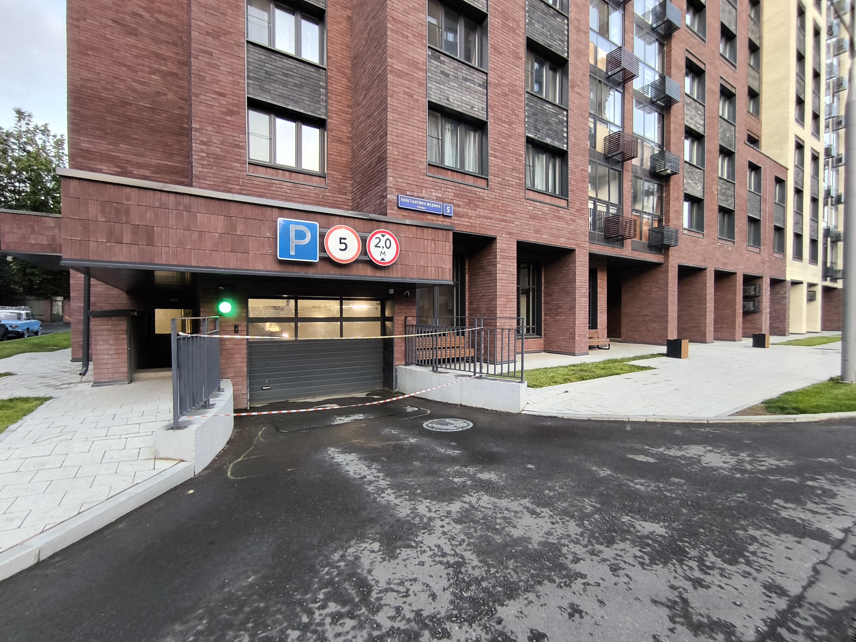 ГП16985600.Машино-место.Фасад здания с выделенными окнами реализуемого объекта.jpg