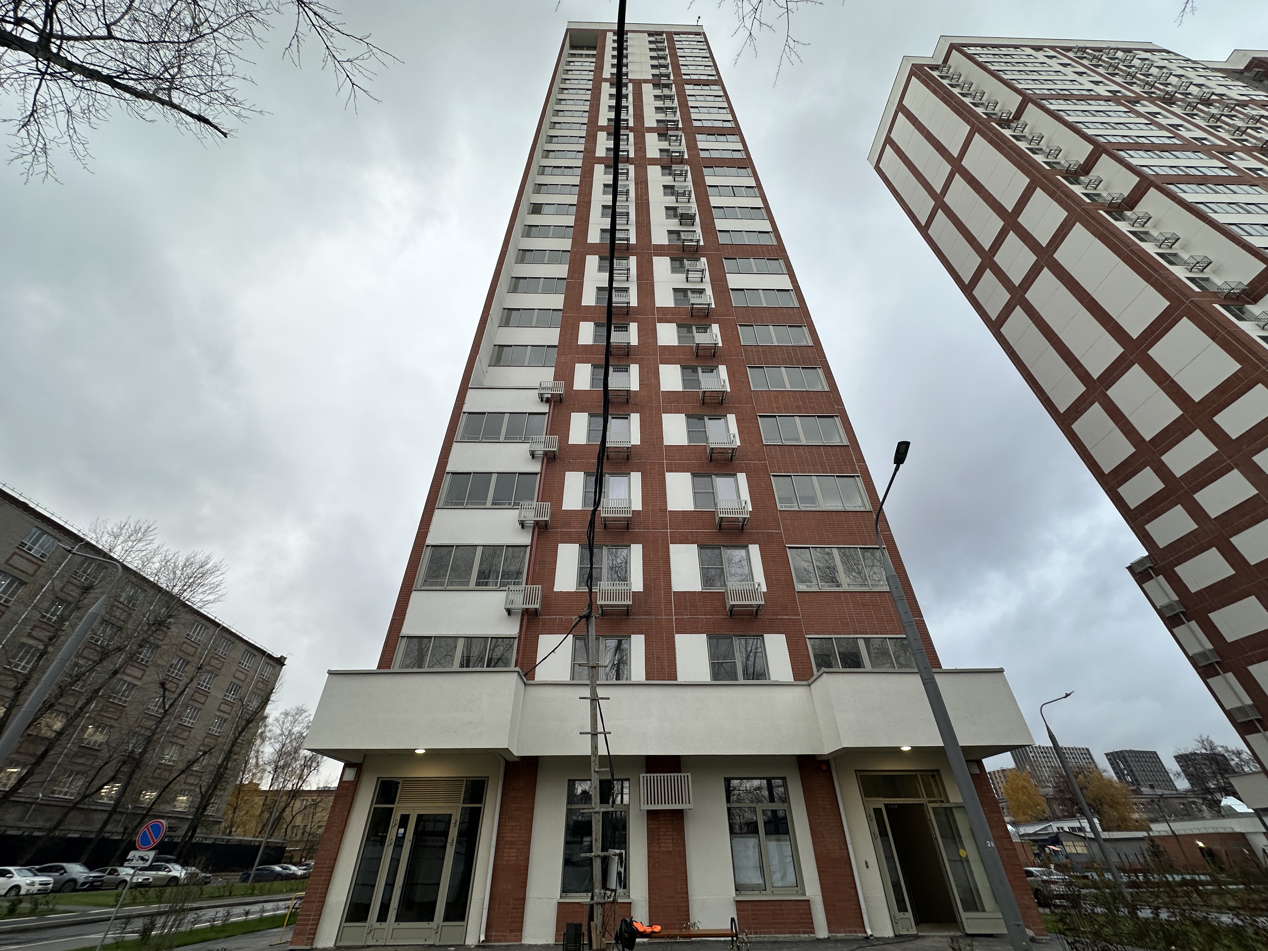 ГП16986052.Машино-место.Фасад здания с выделенными окнами реализуемого объекта.jpg