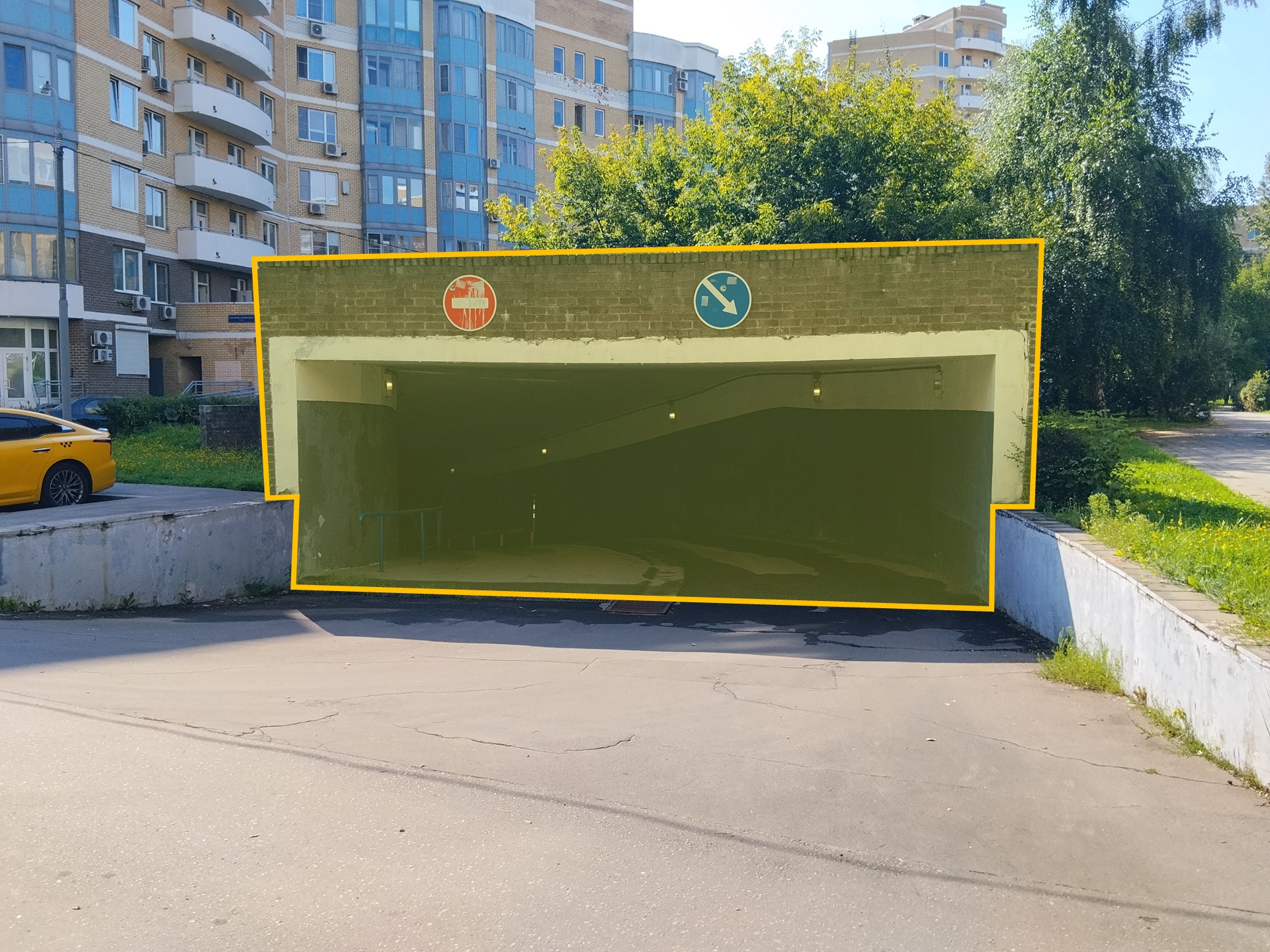 ГП17003035.Нежилое помещение.Фасад здания с выделенными окнами реализуемого объекта.jpg