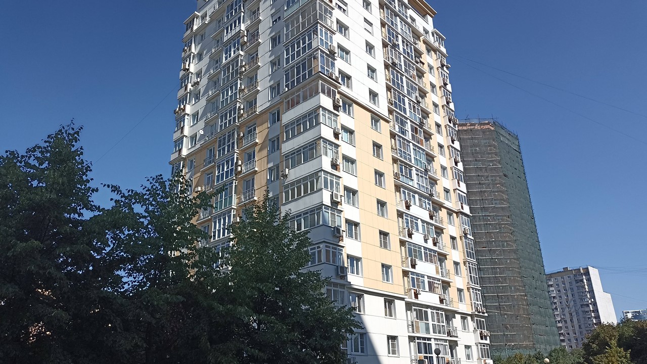 ГП16990306.Машино-место.Фасад здания с выделенными окнами реализуемого объекта.jpg