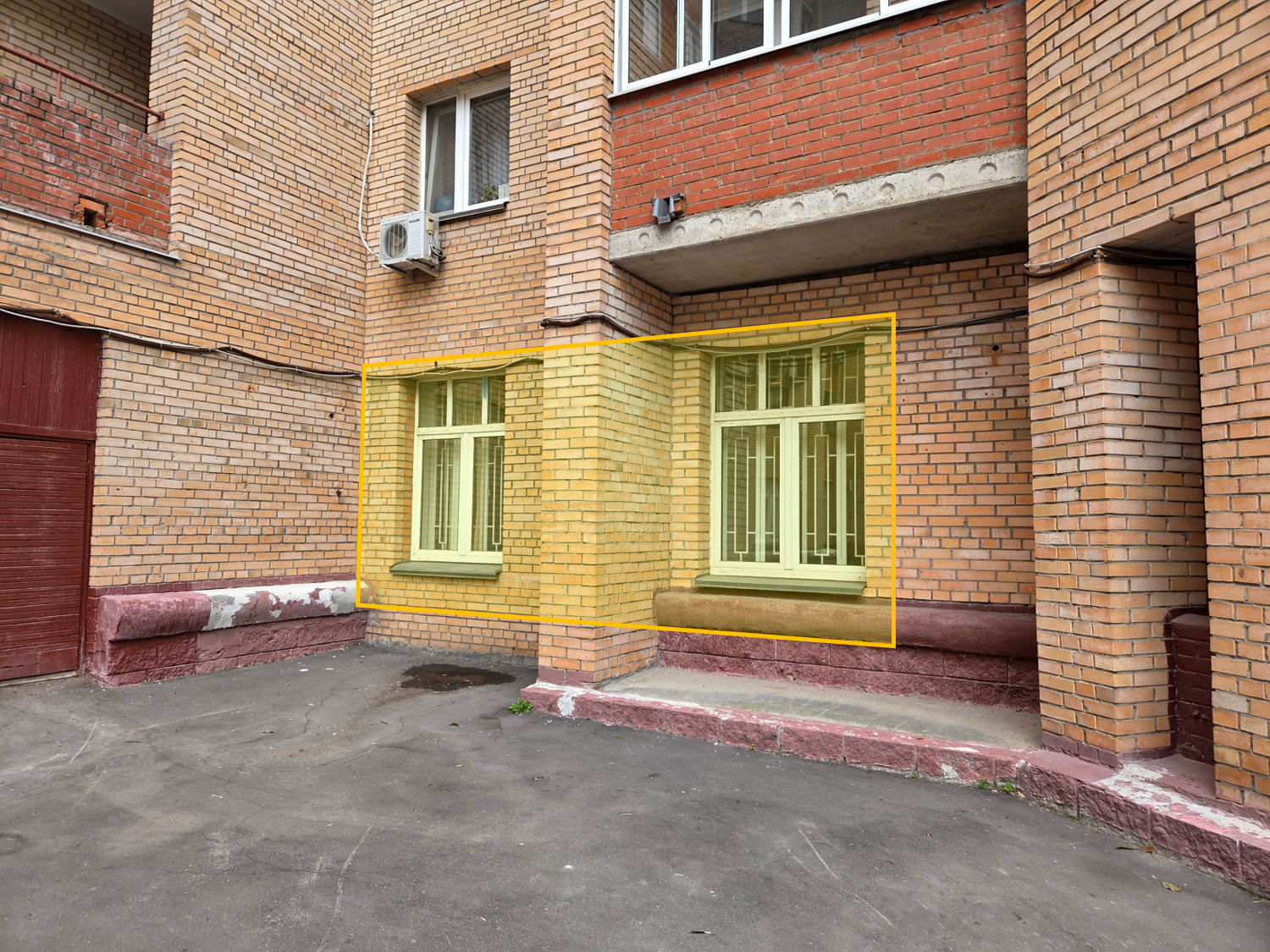 ГП17003002.Нежилое помещение.Фасад здания с выделенными окнами реализуемого объекта_5.png