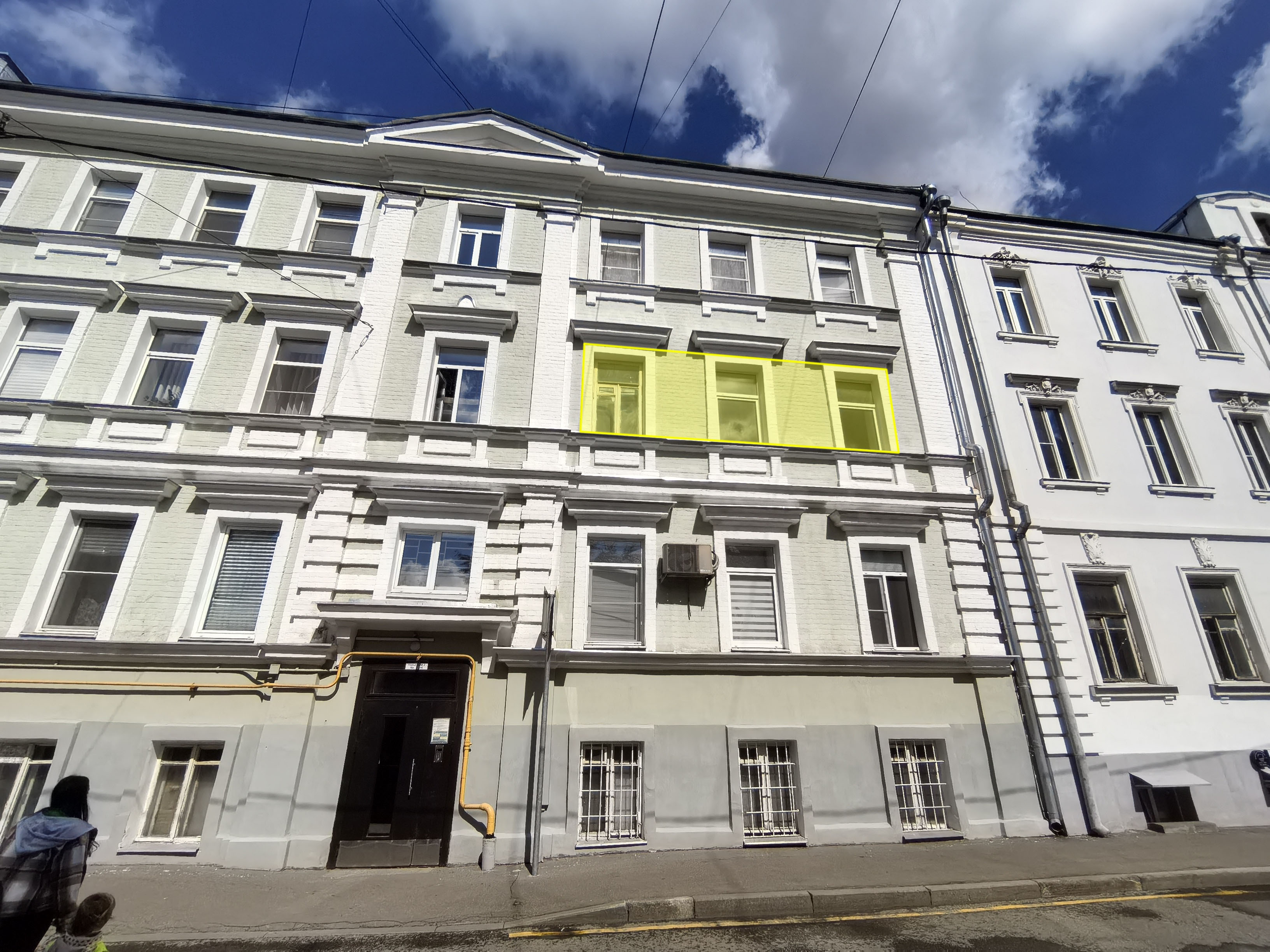 ГП17002658.Квартира.Фасад здания с выделенными окнами реализуемого объекта.jpg