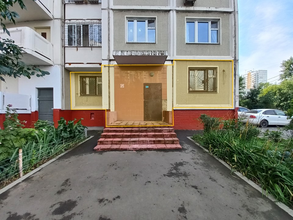 ГП17001682.Нежилое помещение.Фасад здания с выделенными окнами реализуемого объекта.jpg